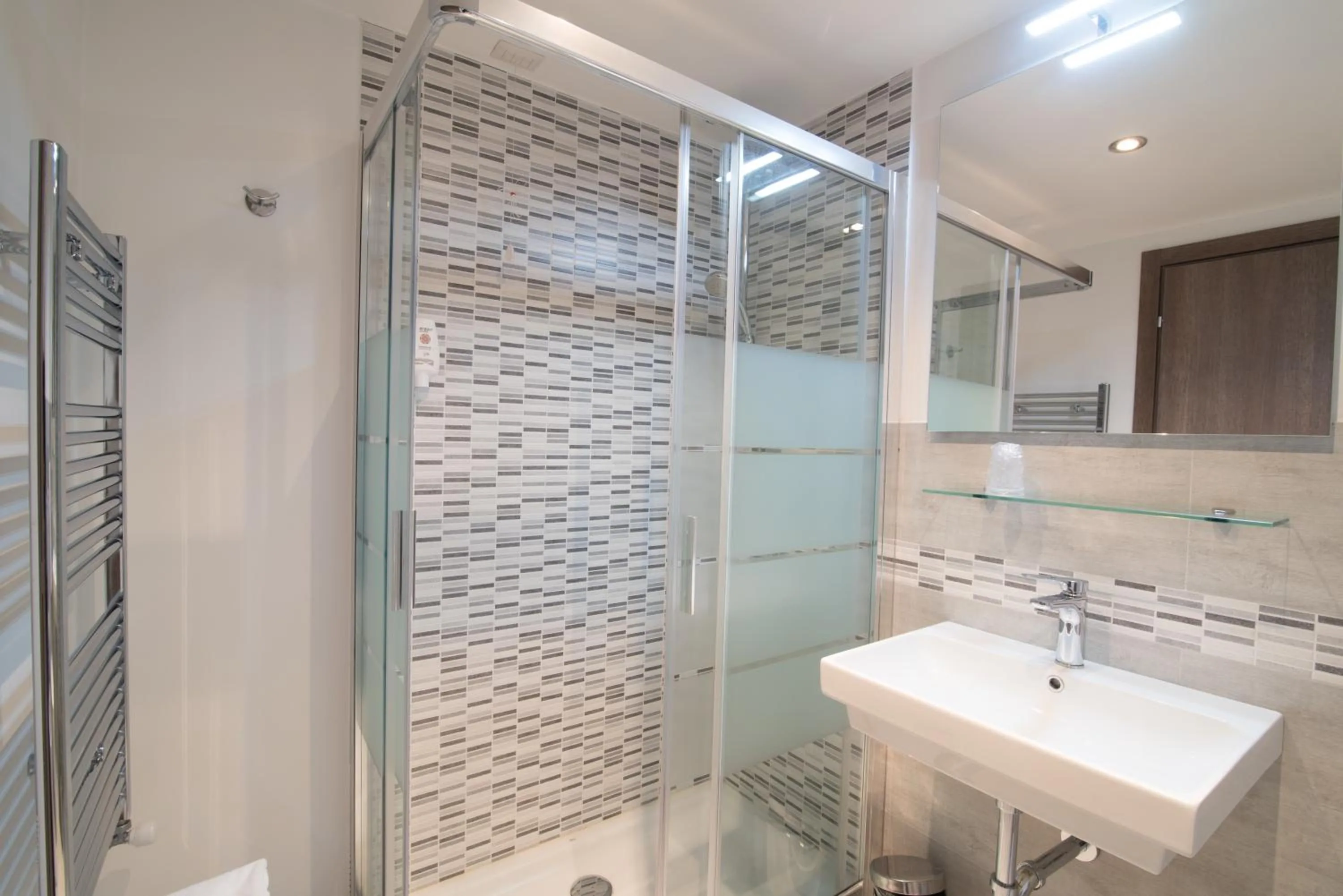 Shower in Best Quality Hotel Politecnico