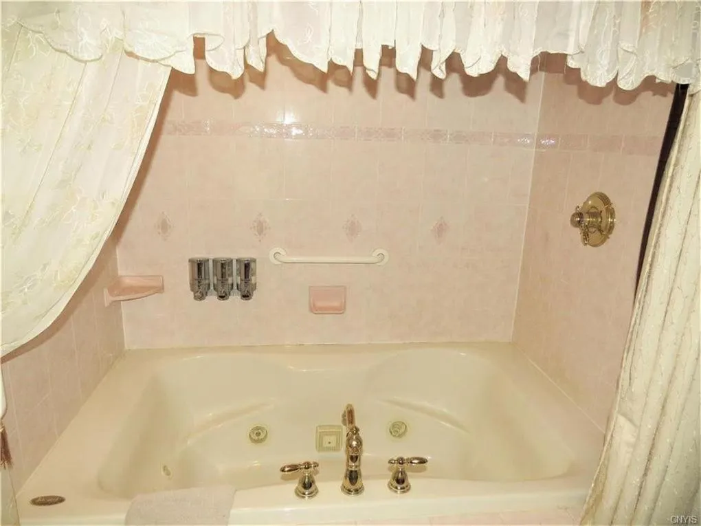 Raindrops On Roses Bed & Breakfast