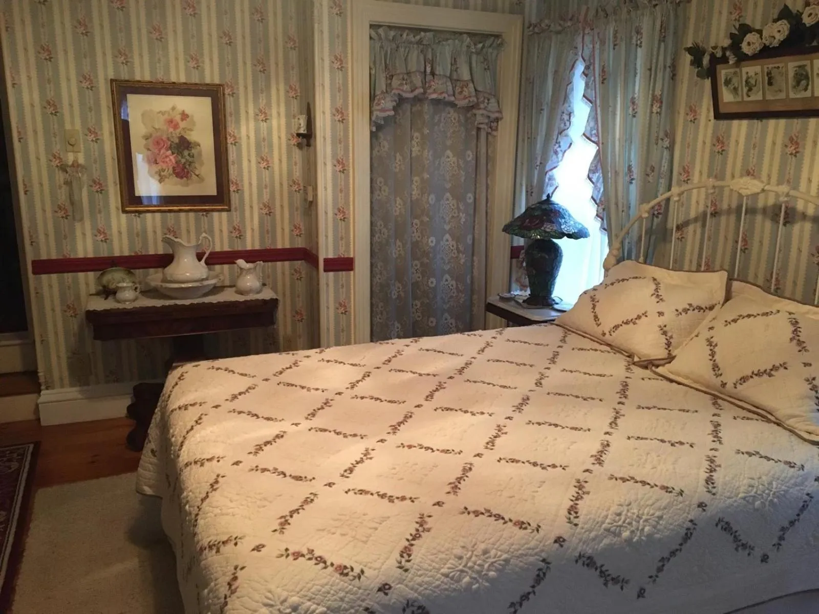 Bed in Raindrops On Roses Bed & Breakfast