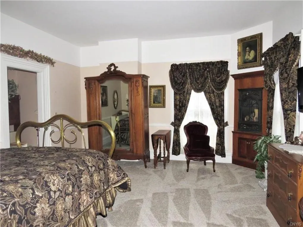 Bed in Raindrops On Roses Bed & Breakfast