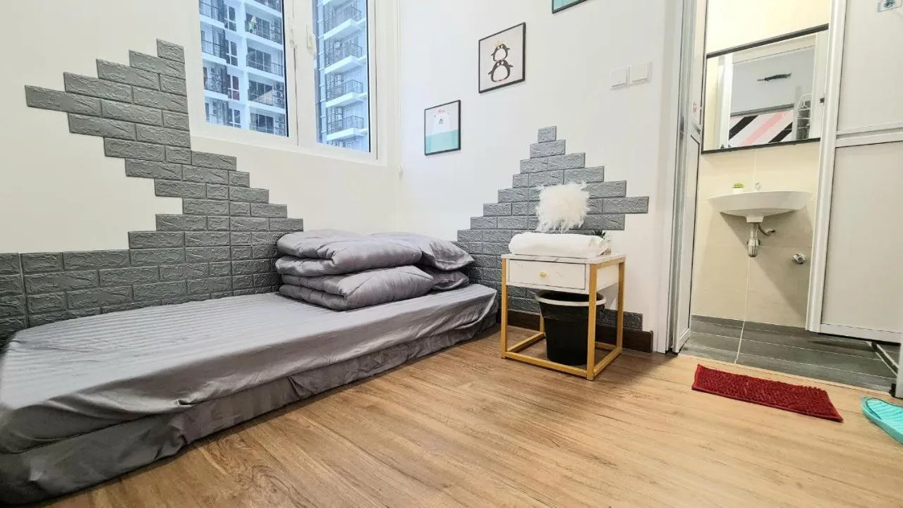 Bed in Shoppingmall condo sri petaling, Near Bukit jalil 1