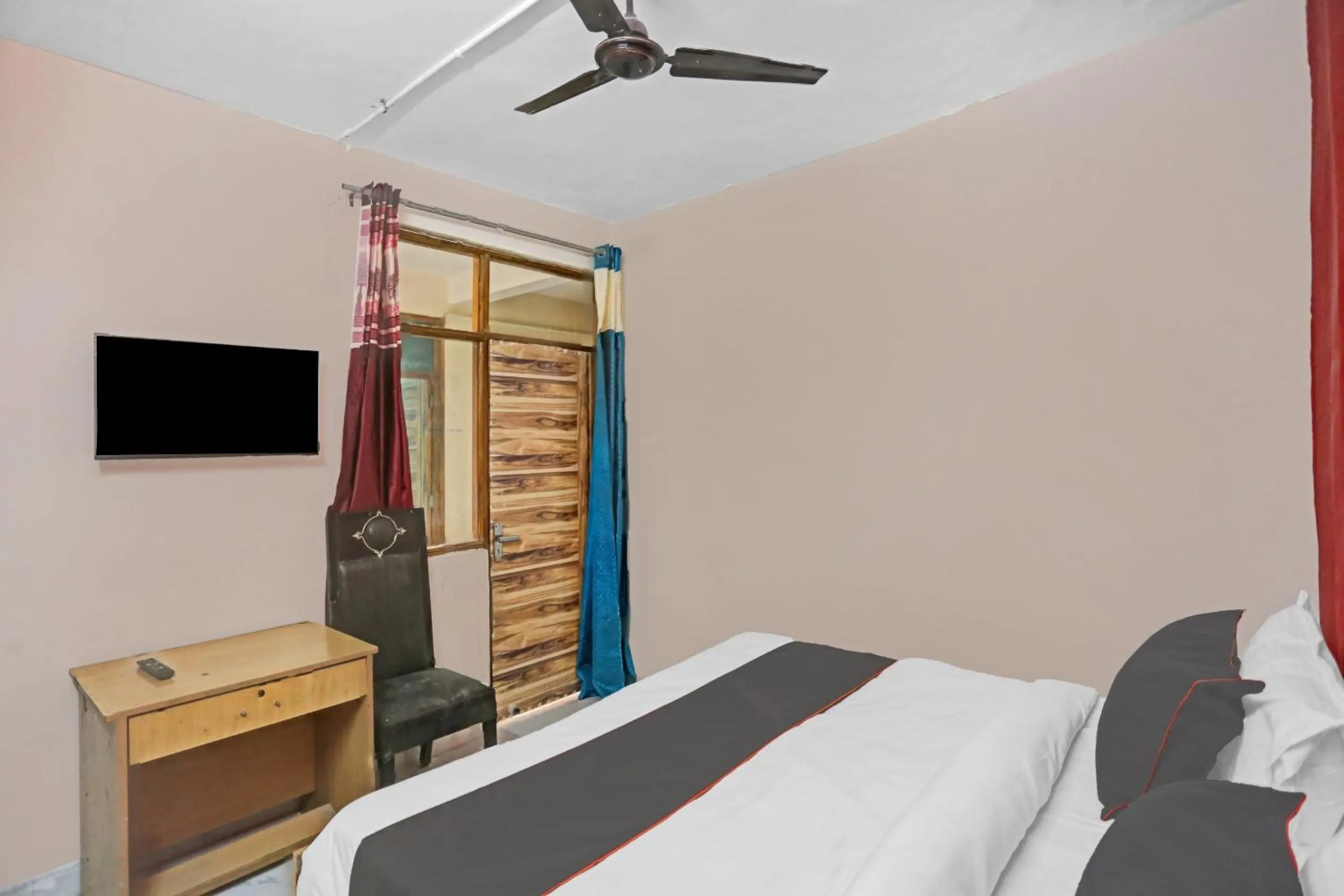 Bedroom, Bed in Capital O Diamond 18 Near Worlds Of Wonder