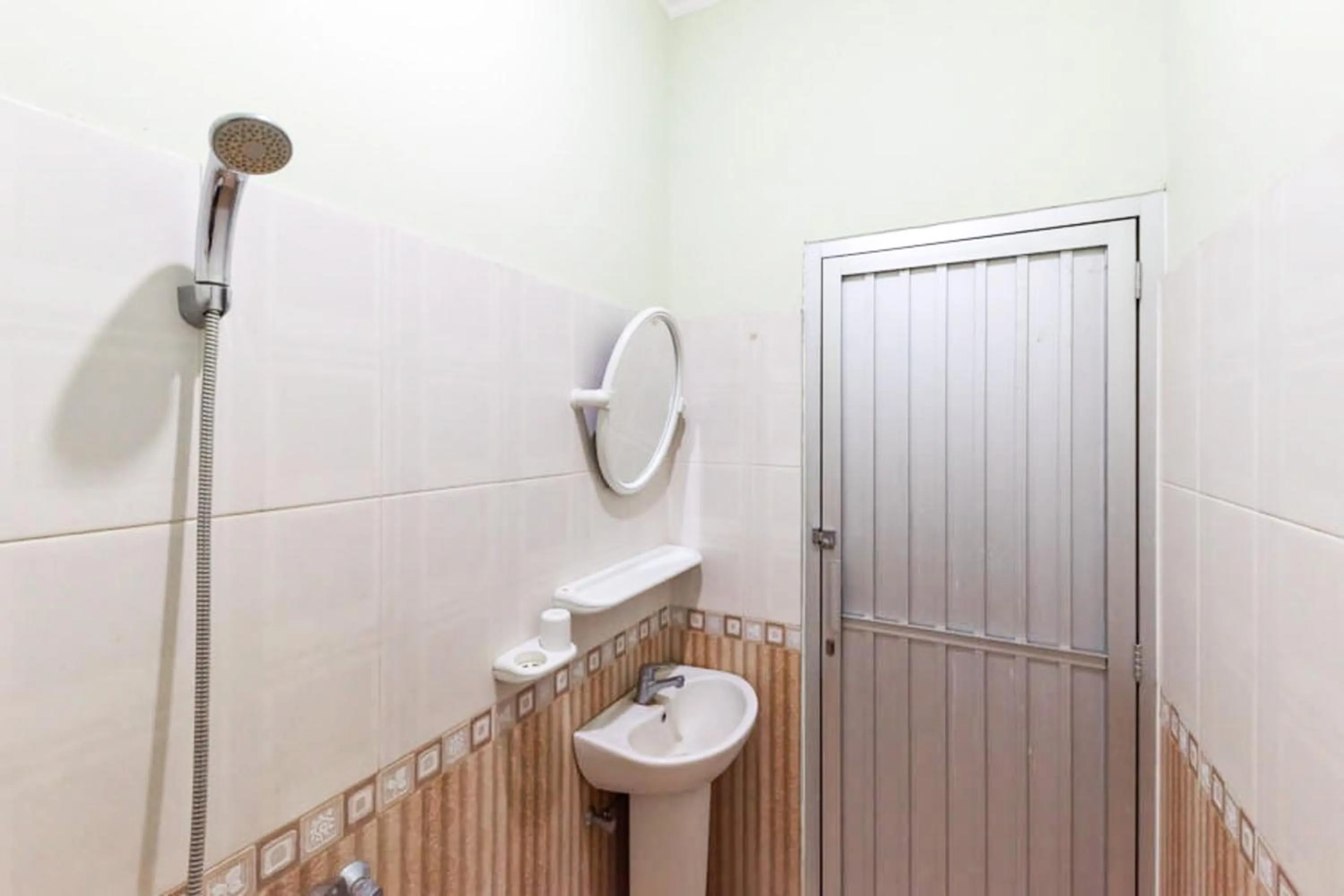 Bathroom in Urbanview Hotel Bartu Moh Toha Bandung by RedDoorz