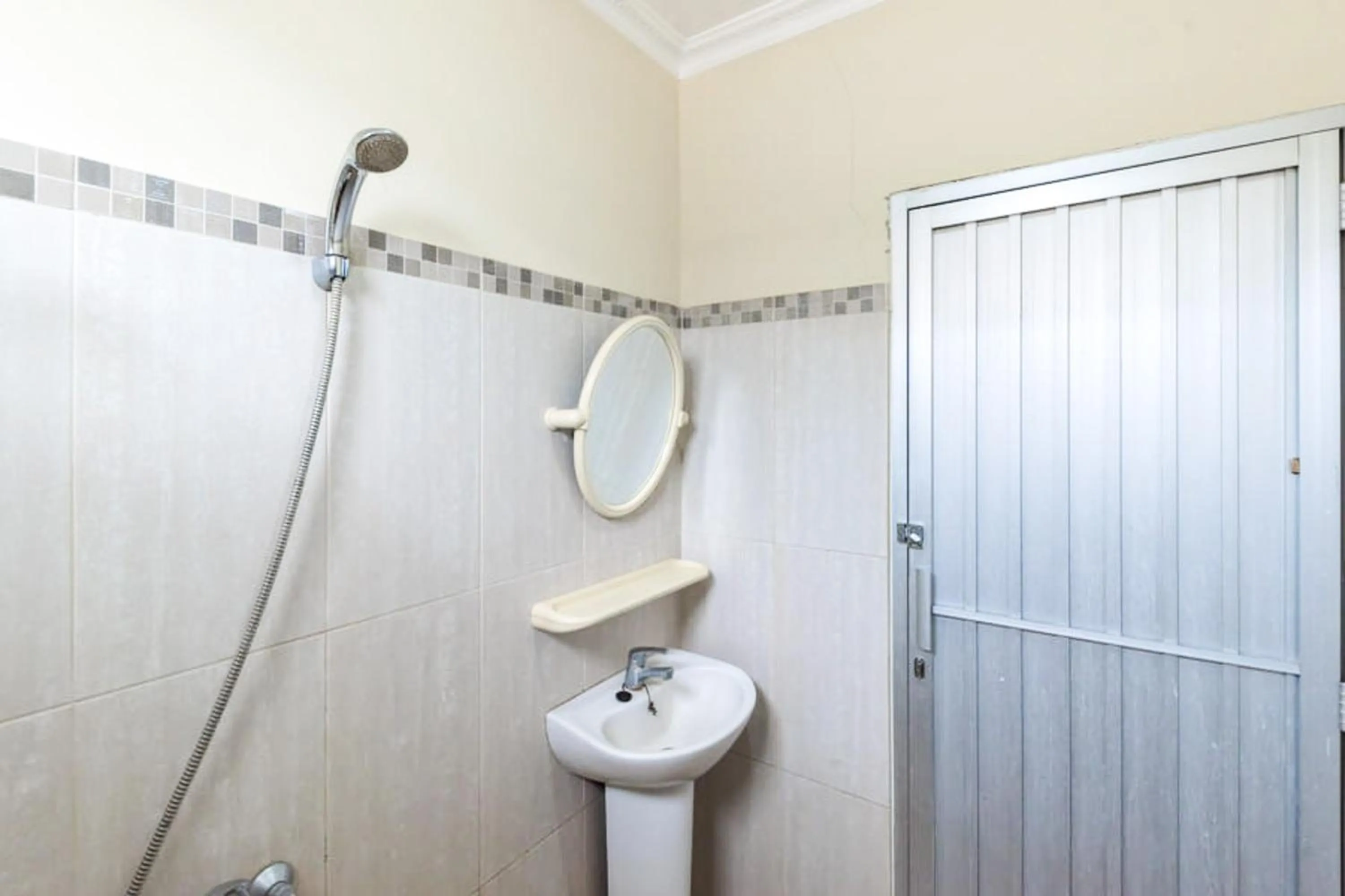 Bathroom in Urbanview Hotel Bartu Moh Toha Bandung by RedDoorz