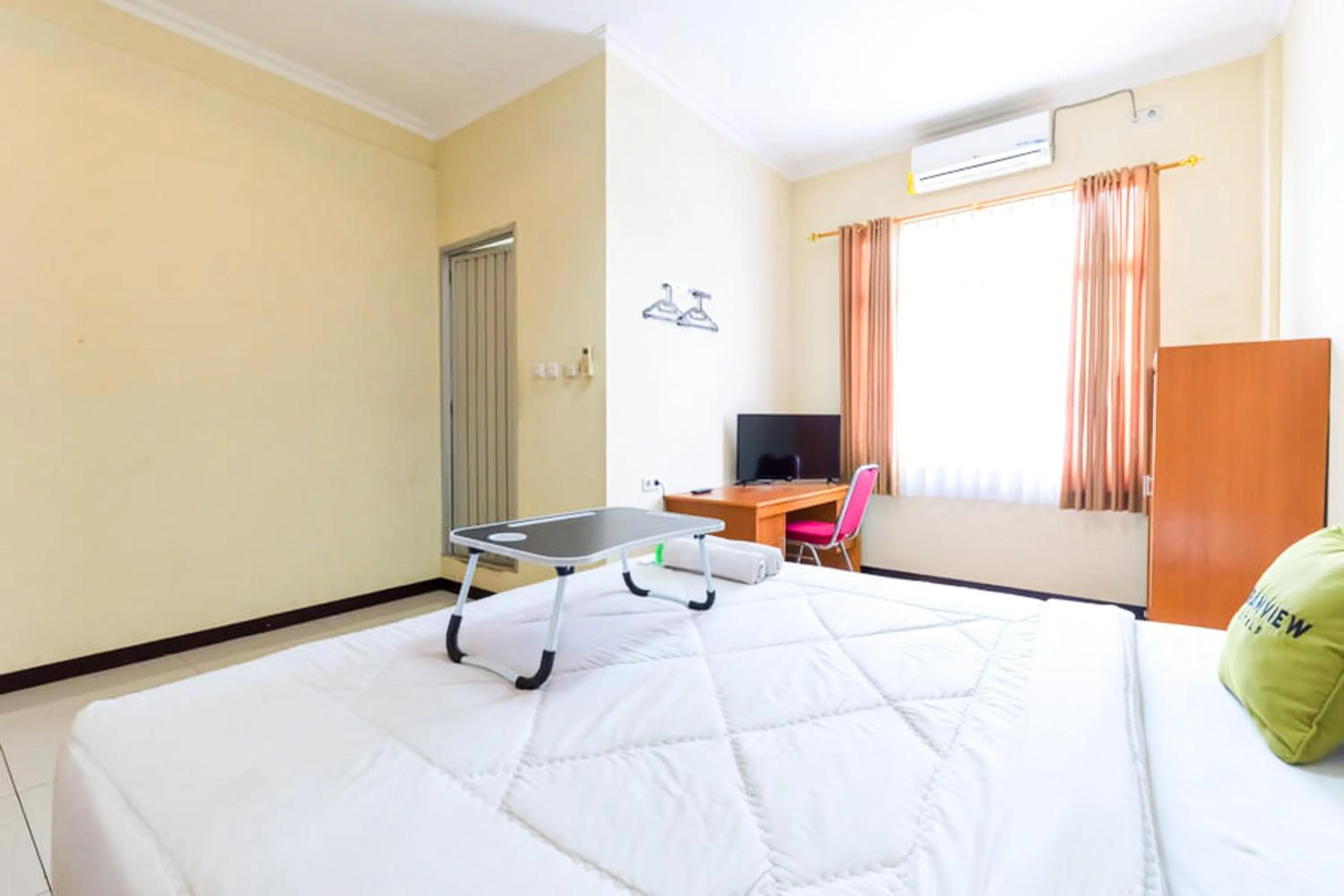 TV and multimedia, Bed in Urbanview Hotel Bartu Moh Toha Bandung by RedDoorz