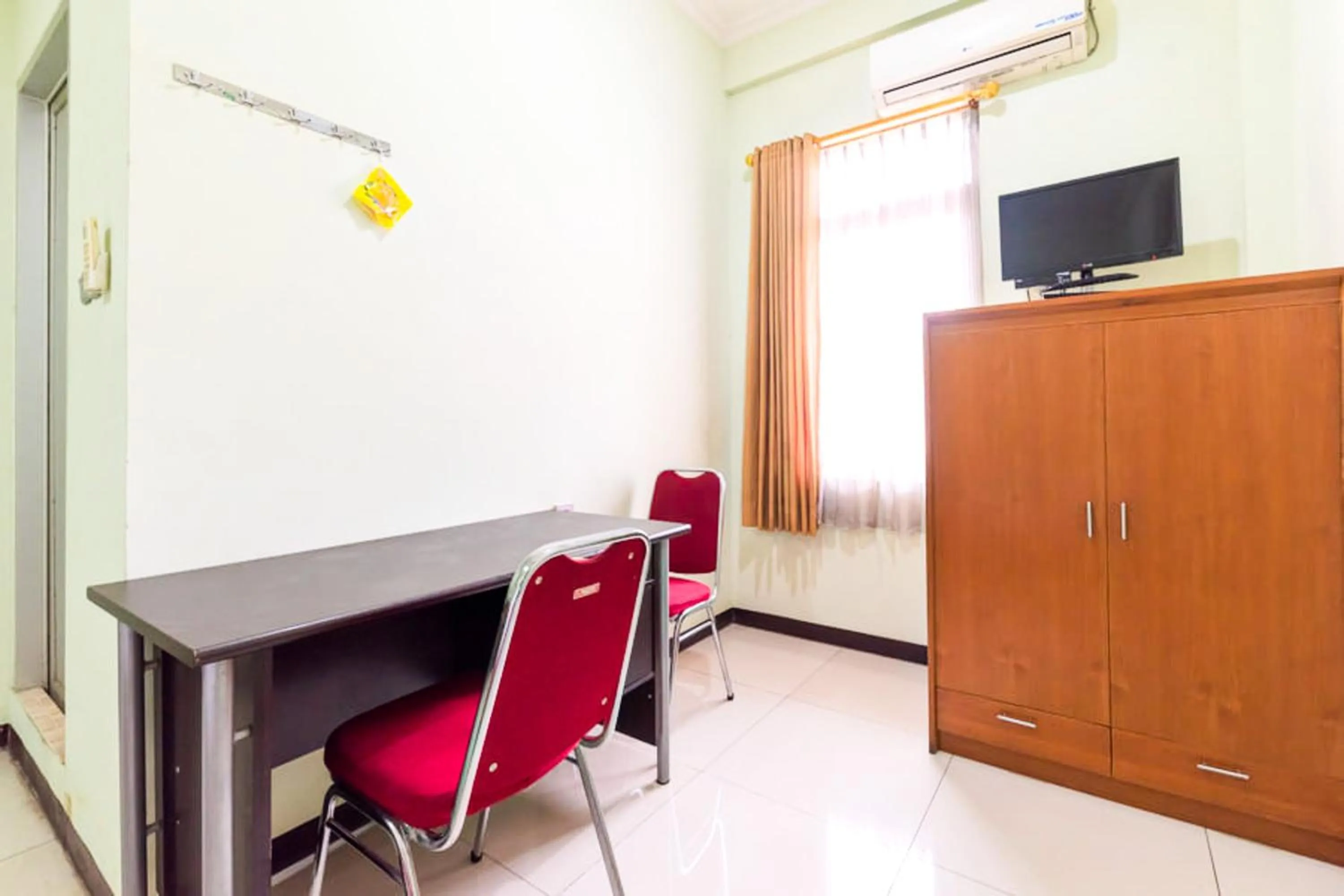 TV and multimedia in Urbanview Hotel Bartu Moh Toha Bandung by RedDoorz