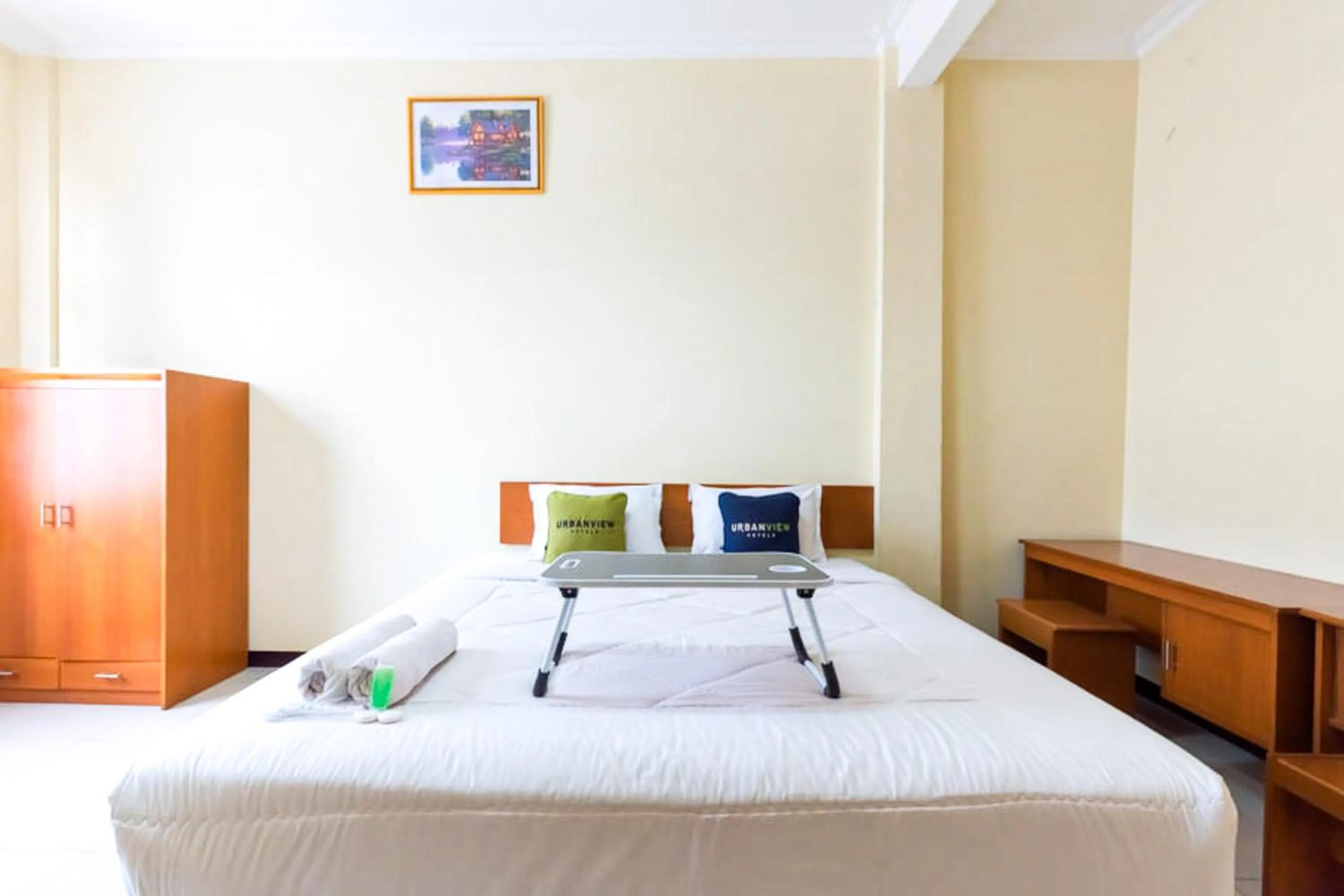 Bedroom, Bed in Urbanview Hotel Bartu Moh Toha Bandung by RedDoorz