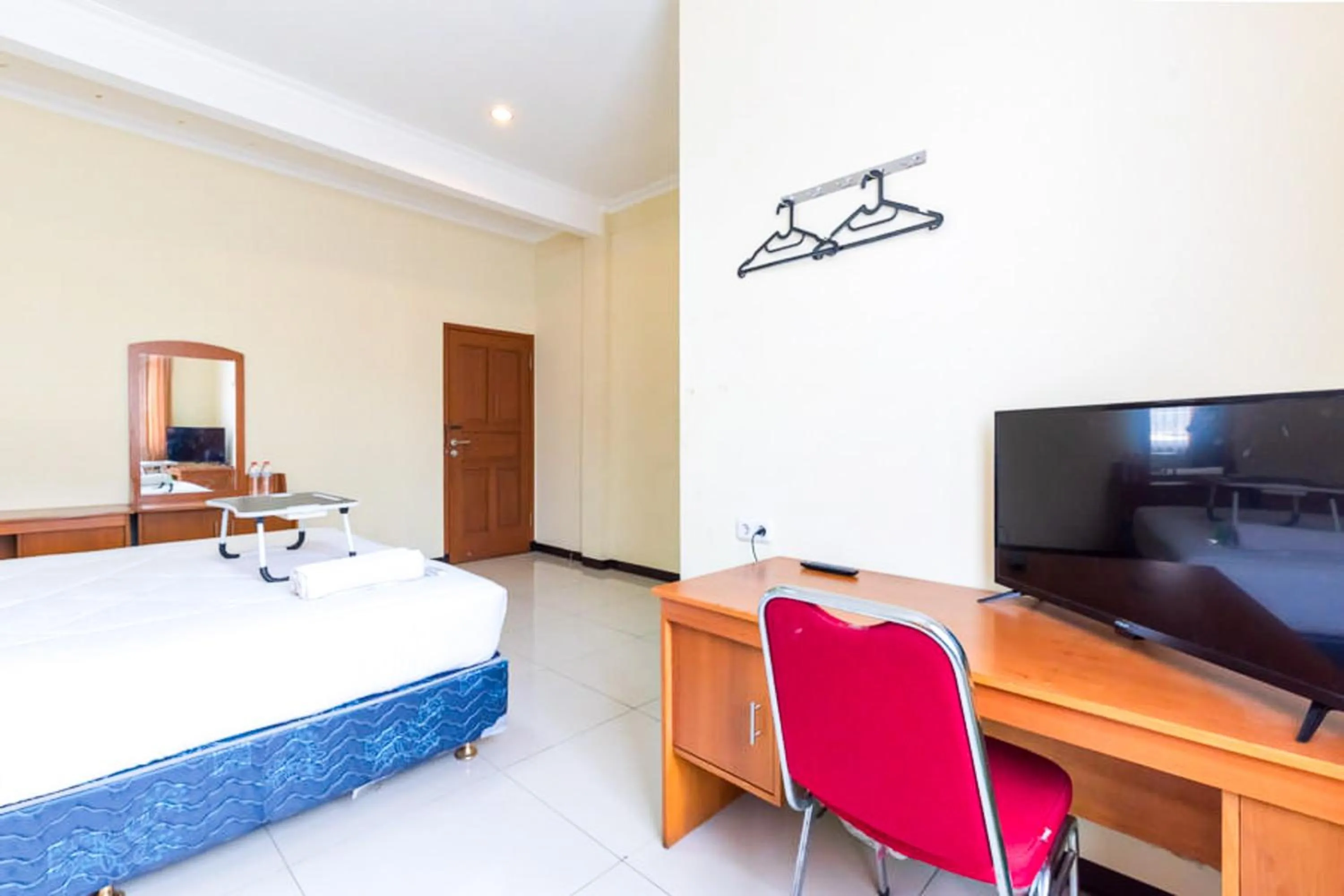 TV and multimedia, Bed in Urbanview Hotel Bartu Moh Toha Bandung by RedDoorz