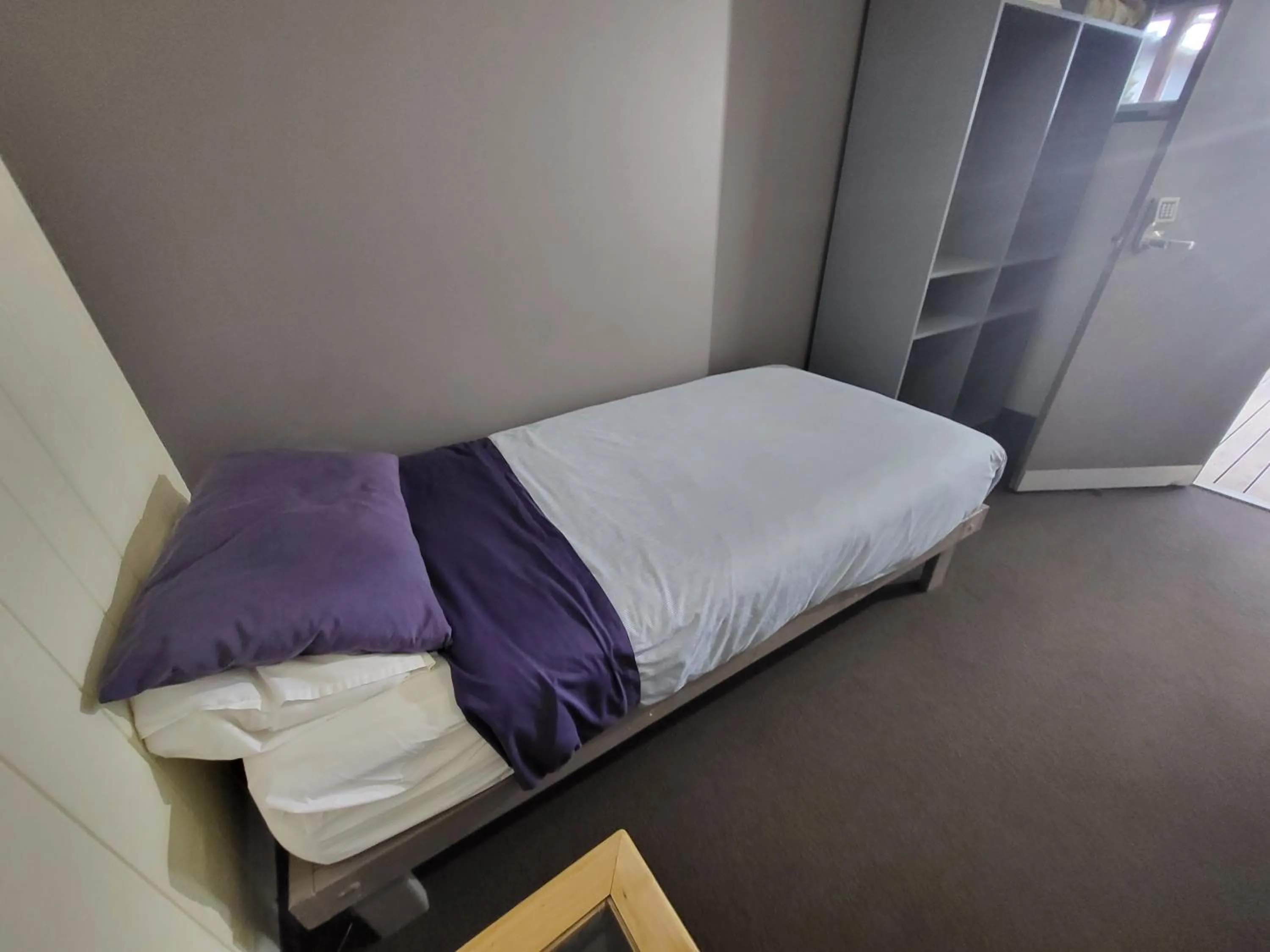 Bed in Swansea Backpackers