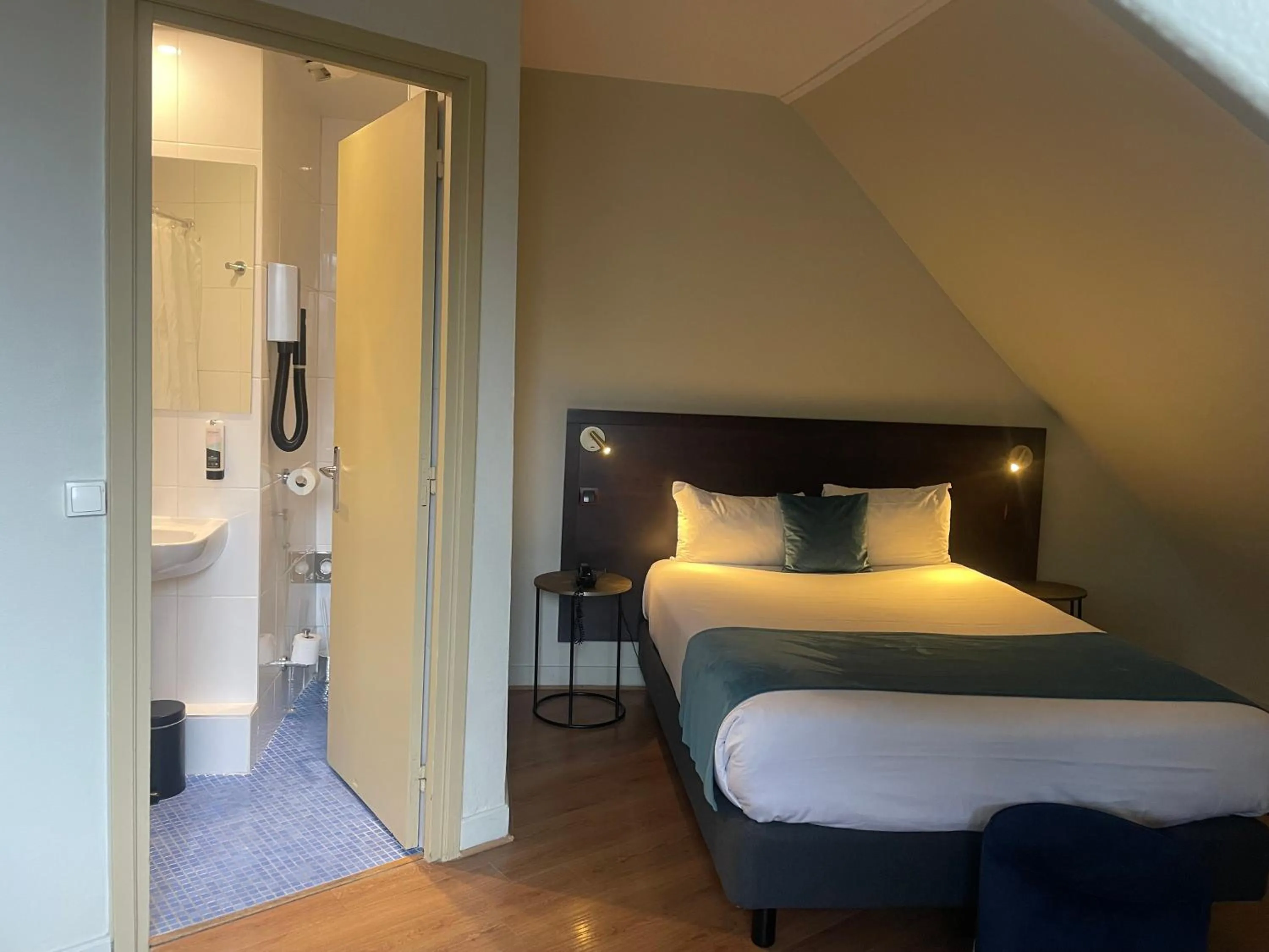 Bedroom, Bed in Lennon by Avalon Hotel Paris Gare du Nord