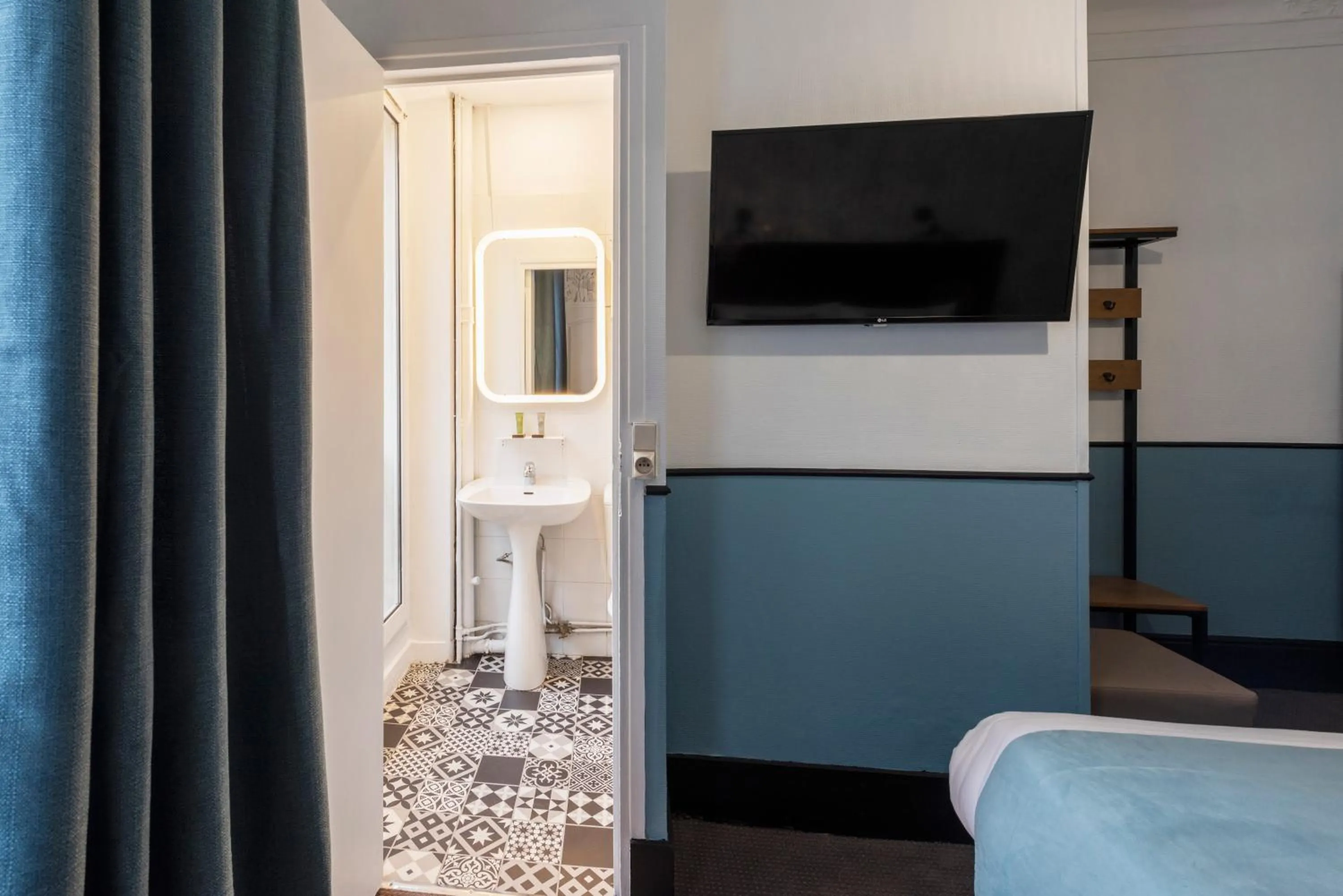 Bathroom in Lennon by Avalon Hotel Paris Gare du Nord