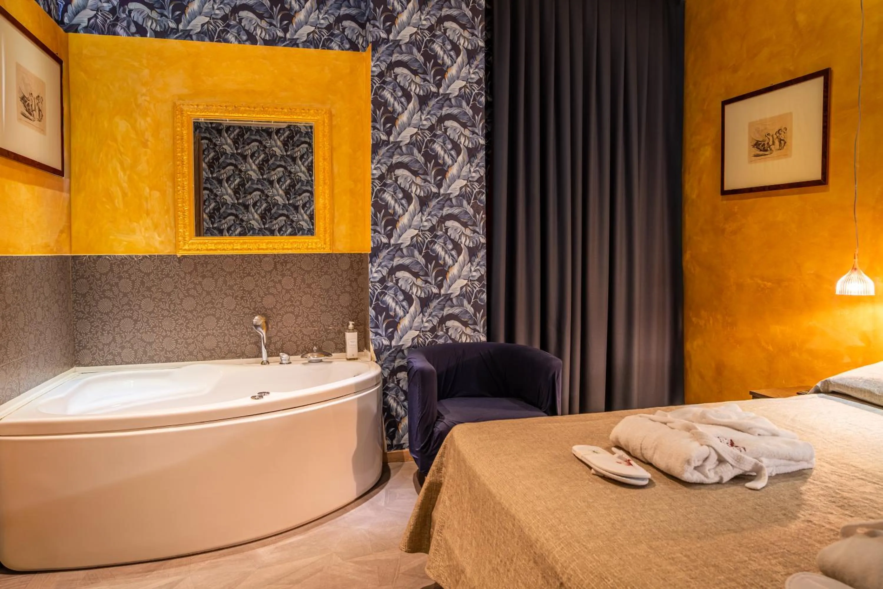 Bath, Bed in Hotel Il Guercino