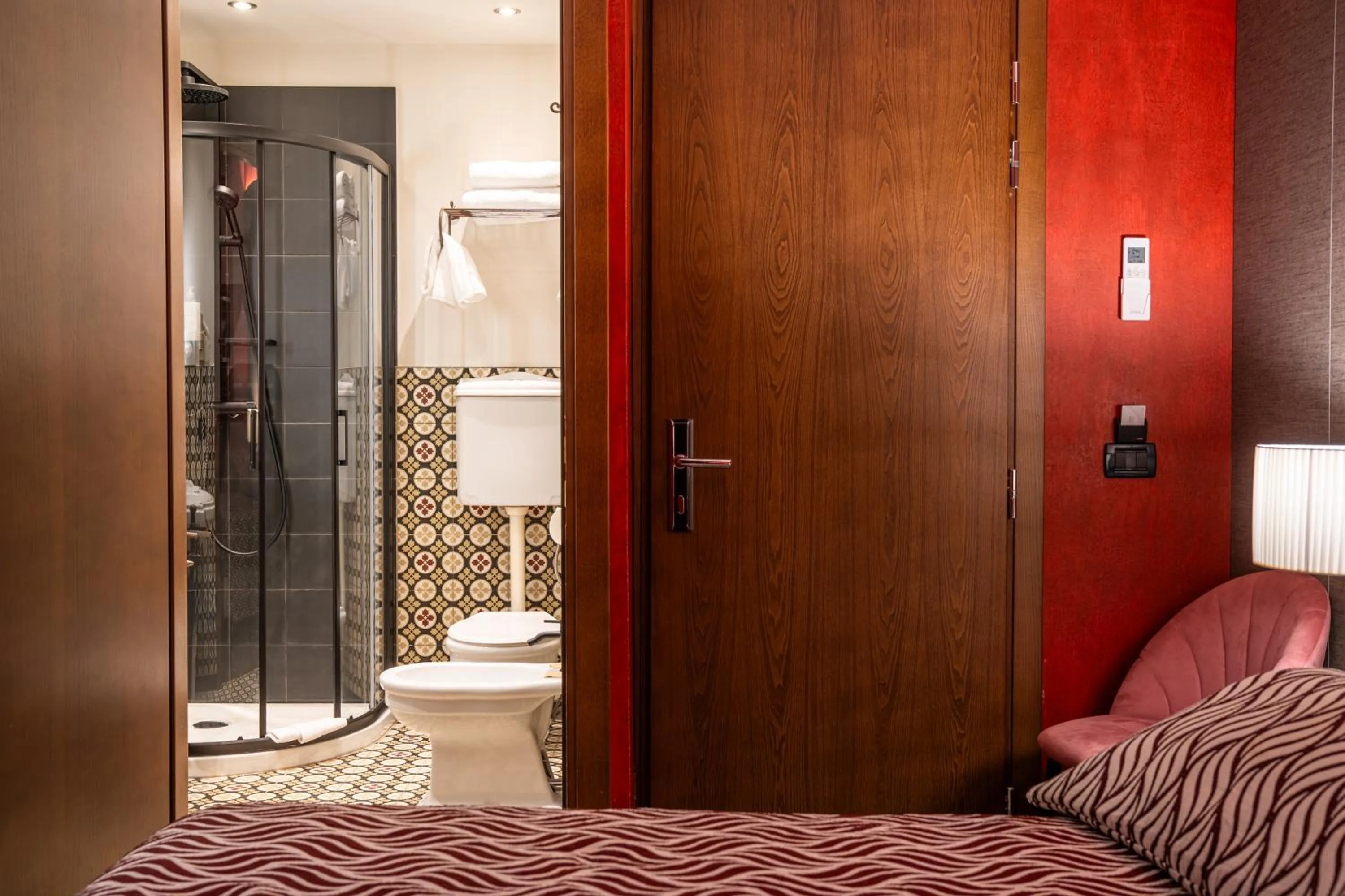 Bathroom, Bed in Hotel Il Guercino