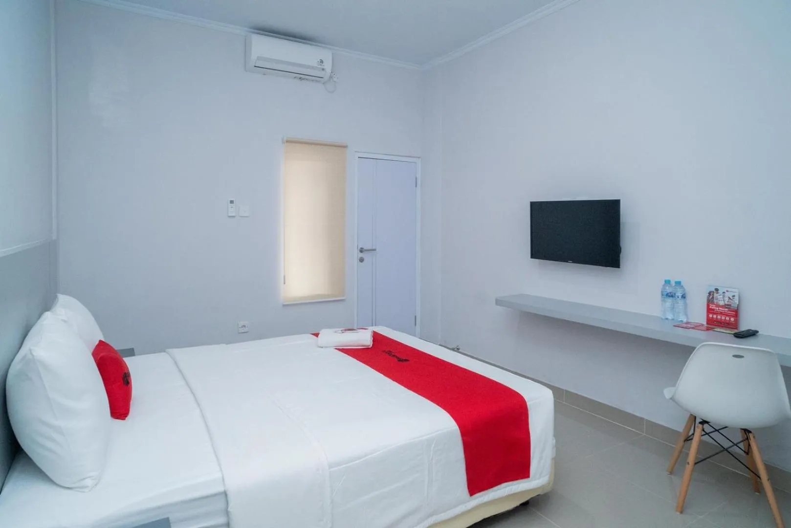 Bedroom, Bed in RedDoorz @ Jalan Gunung Talang Mahendradatta