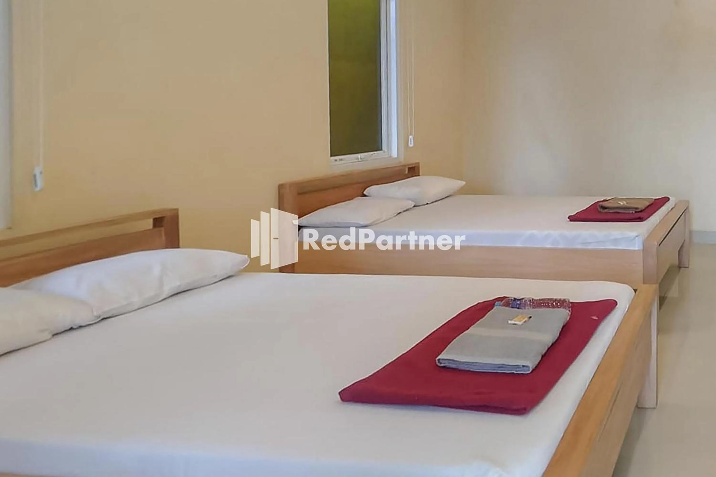 Bed in Batu Homestay Puncak Mitra RedDoorz