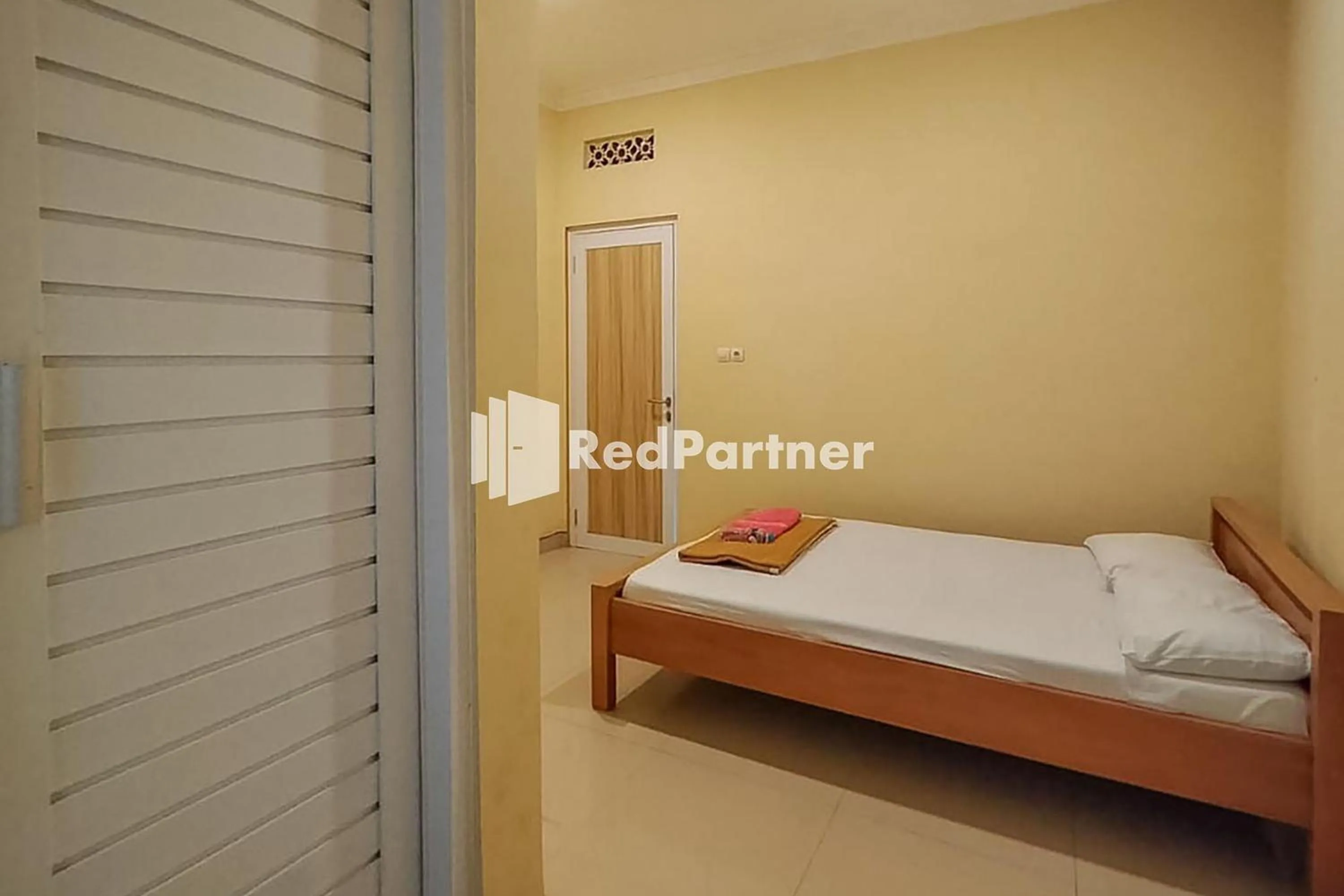 Bed in Batu Homestay Puncak Mitra RedDoorz