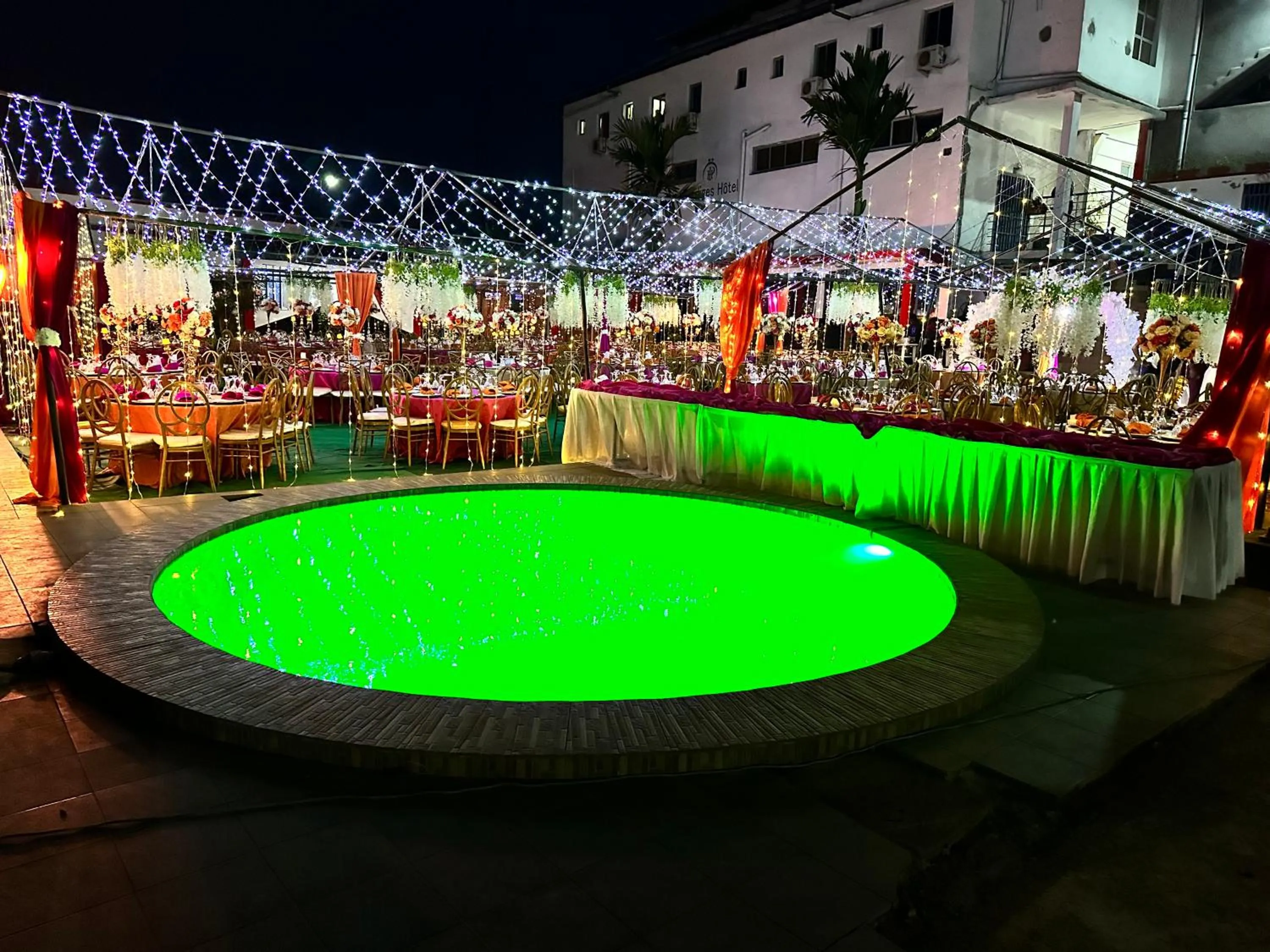Hot Tub in Prodiges Hôtel