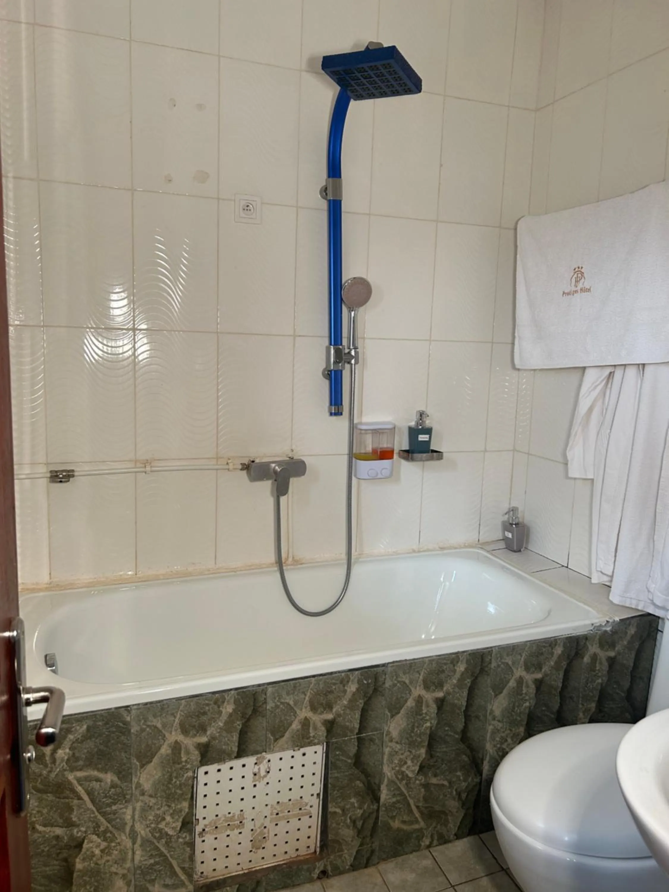 Shower in Prodiges Hôtel