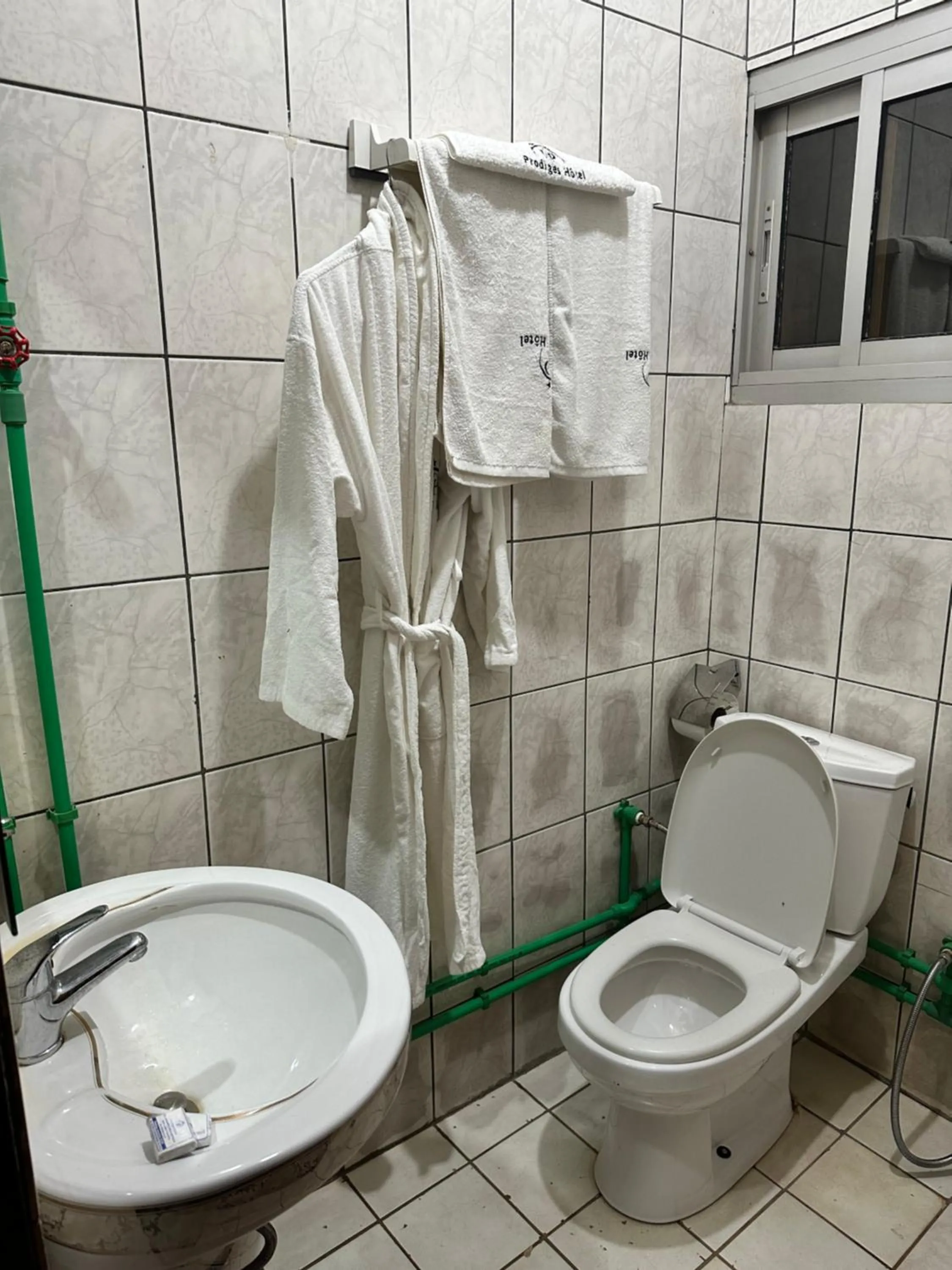 Shower in Prodiges Hôtel