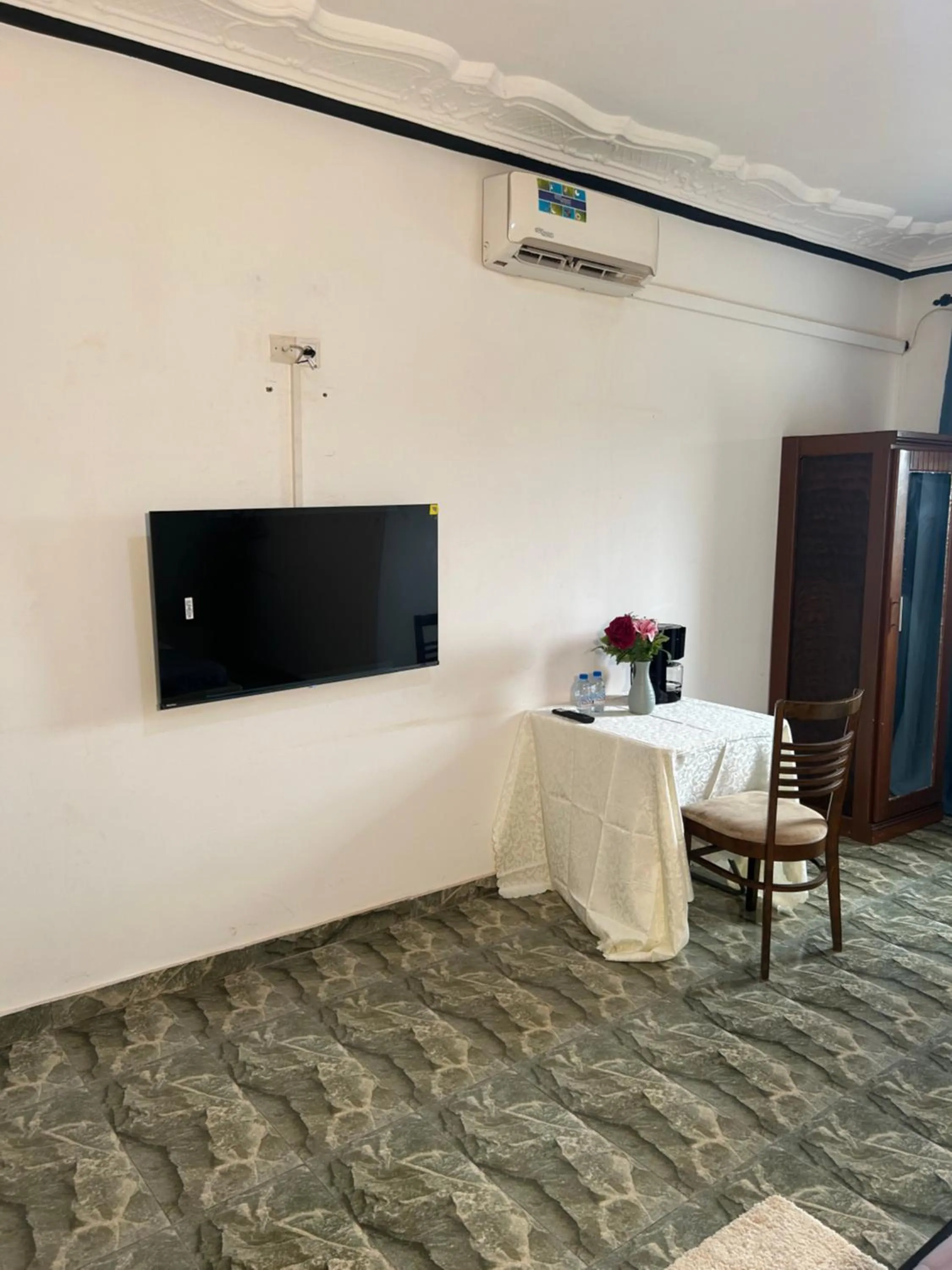 Communal lounge/ TV room in Prodiges Hôtel