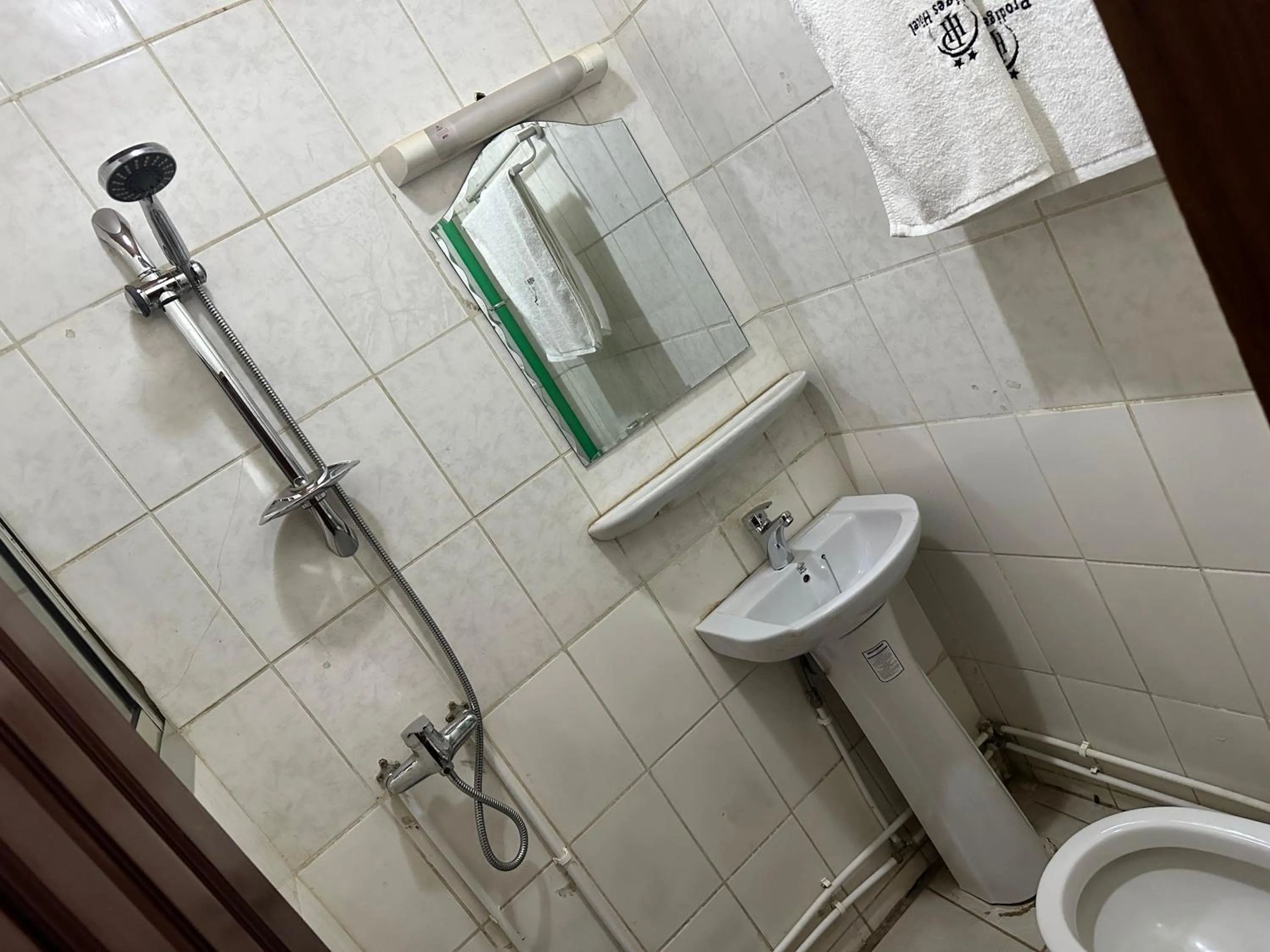 Shower in Prodiges Hôtel