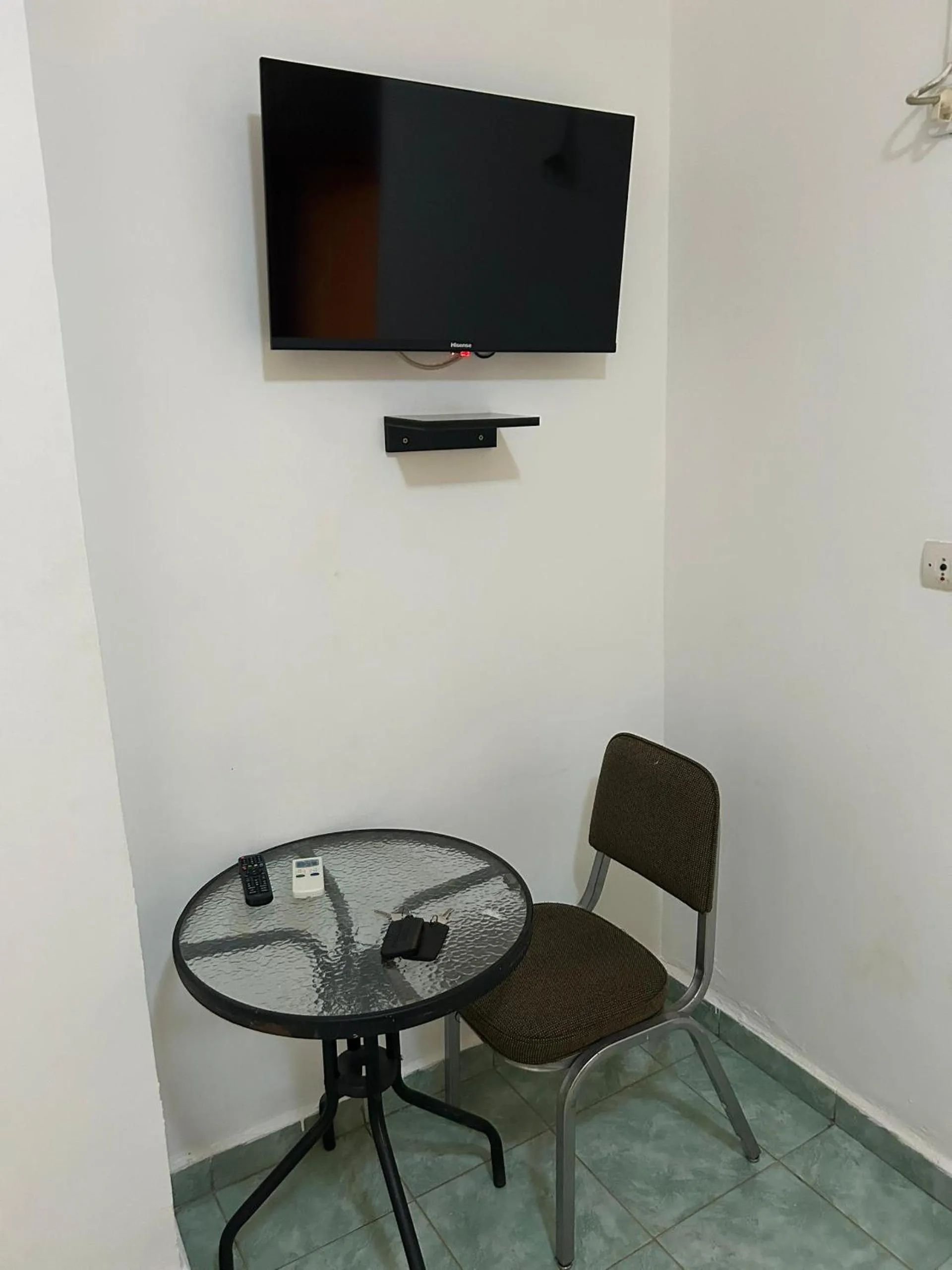 Communal lounge/ TV room in Prodiges Hôtel