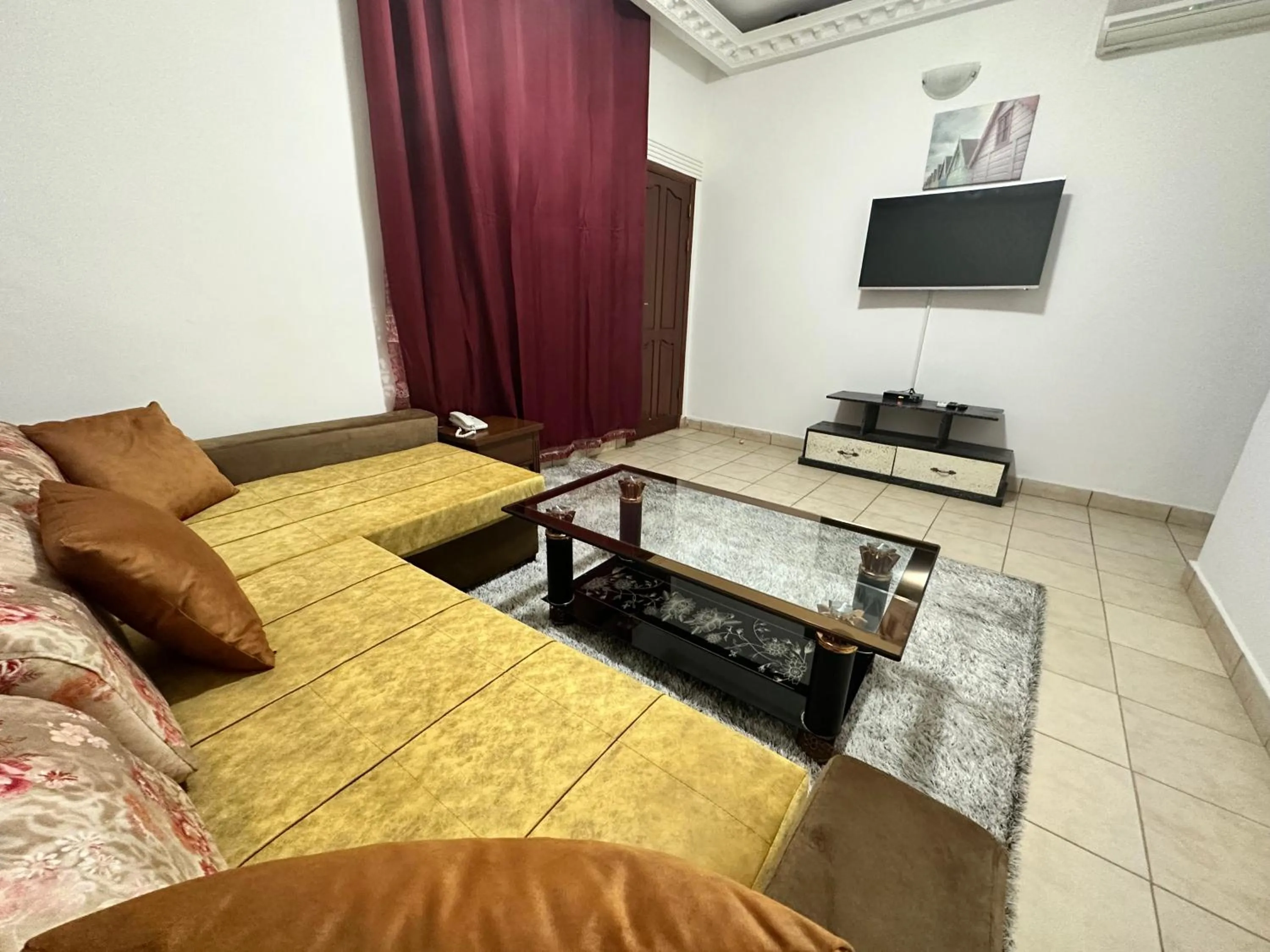 Communal lounge/ TV room, Bed in Prodiges Hôtel