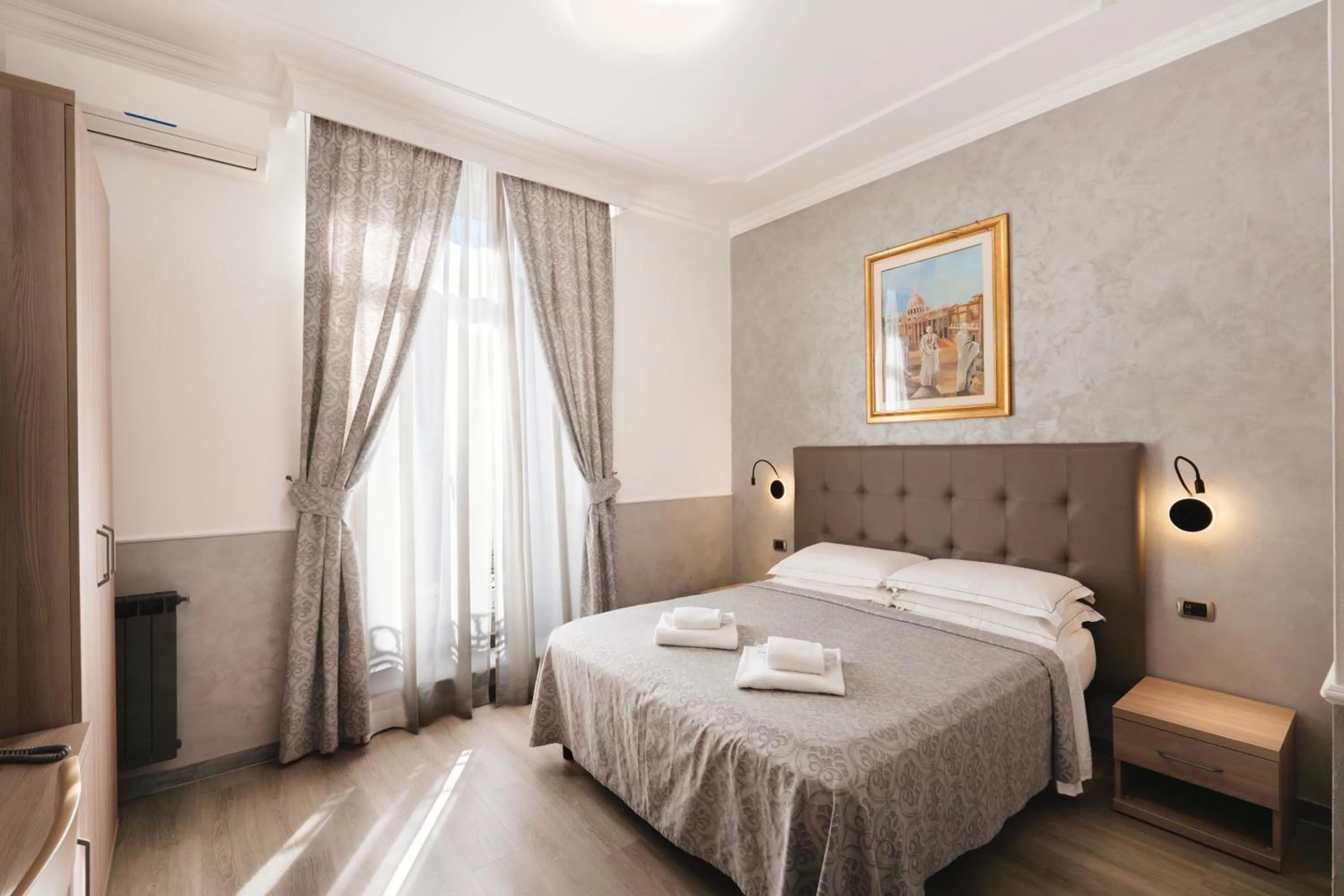 Photo of the whole room, Bed in Hotel Centro Cavour Roma