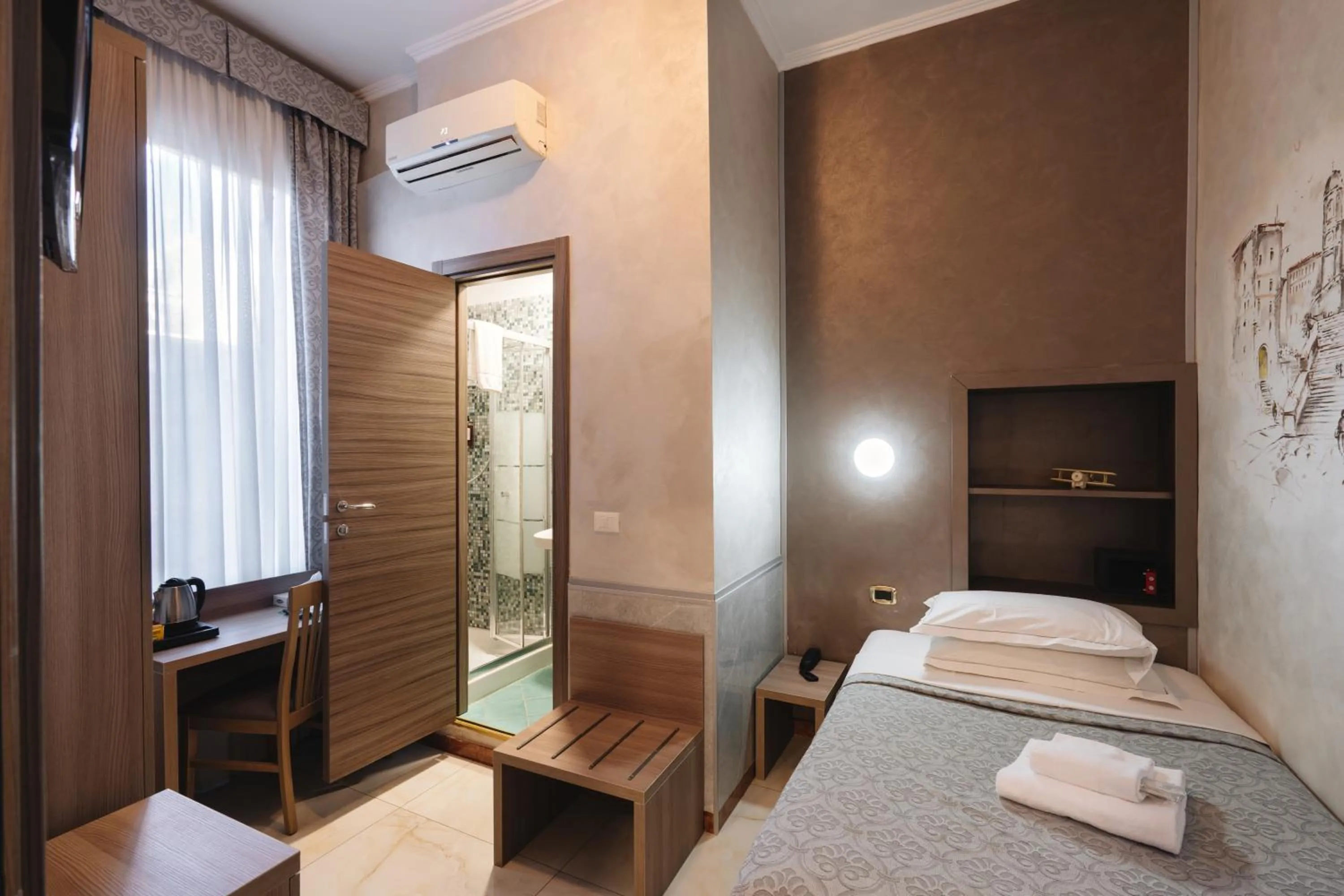 Photo of the whole room, Bed in Hotel Centro Cavour Roma