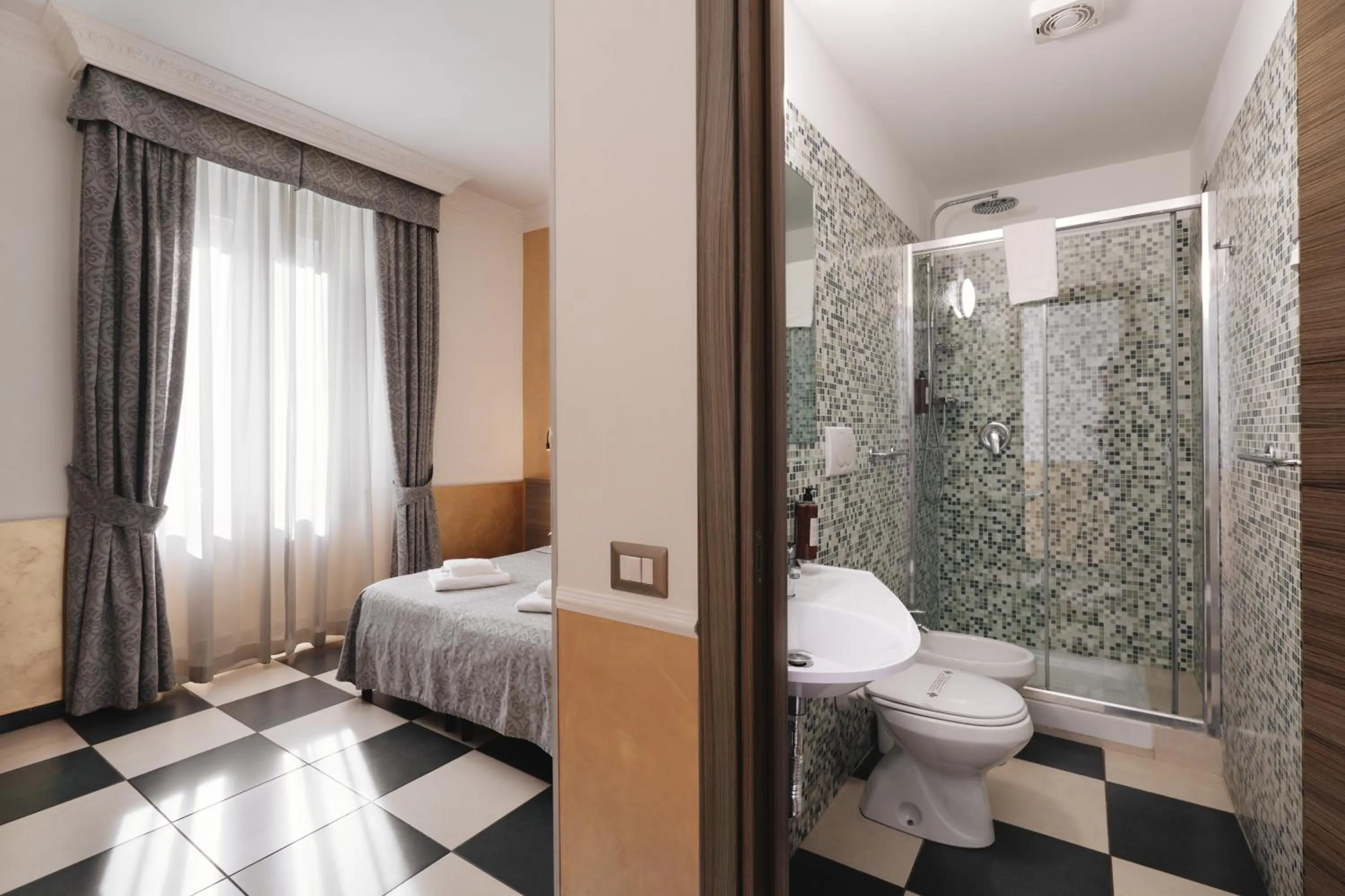 Shower, Bed in Hotel Centro Cavour Roma