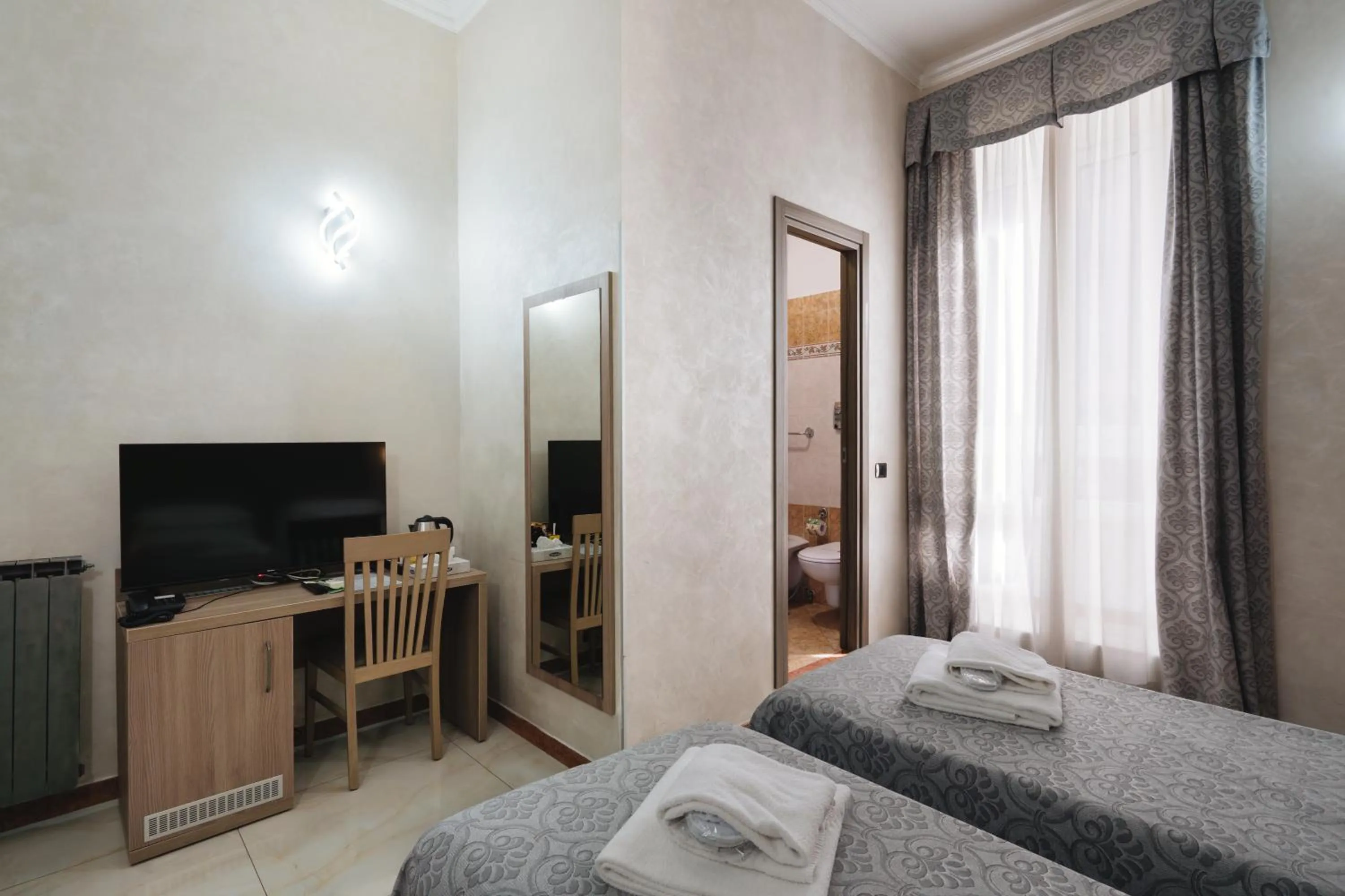 Photo of the whole room, Bed in Hotel Centro Cavour Roma