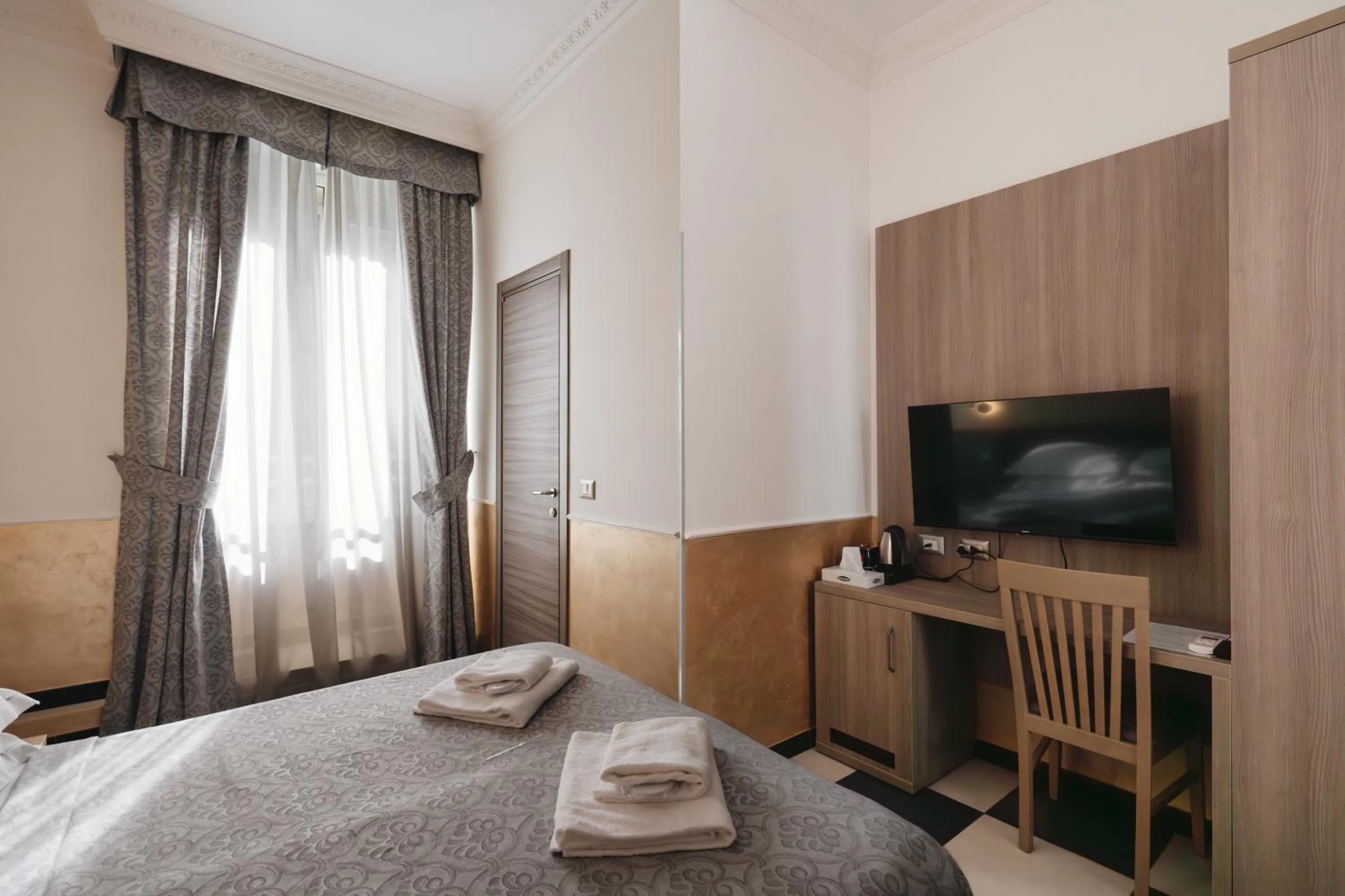 Photo of the whole room, Bed in Hotel Centro Cavour Roma