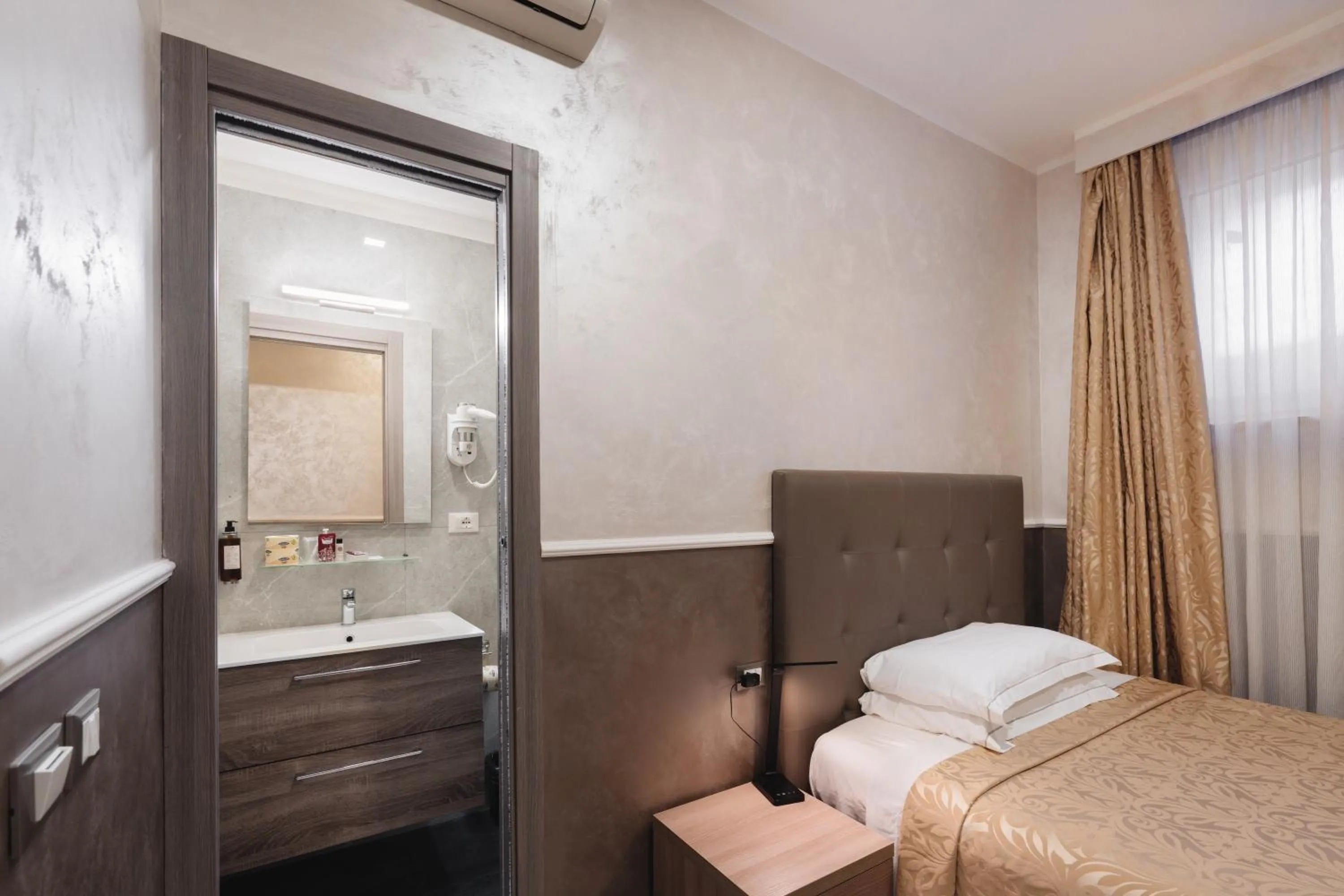 Bathroom, Bed in Hotel Centro Cavour Roma
