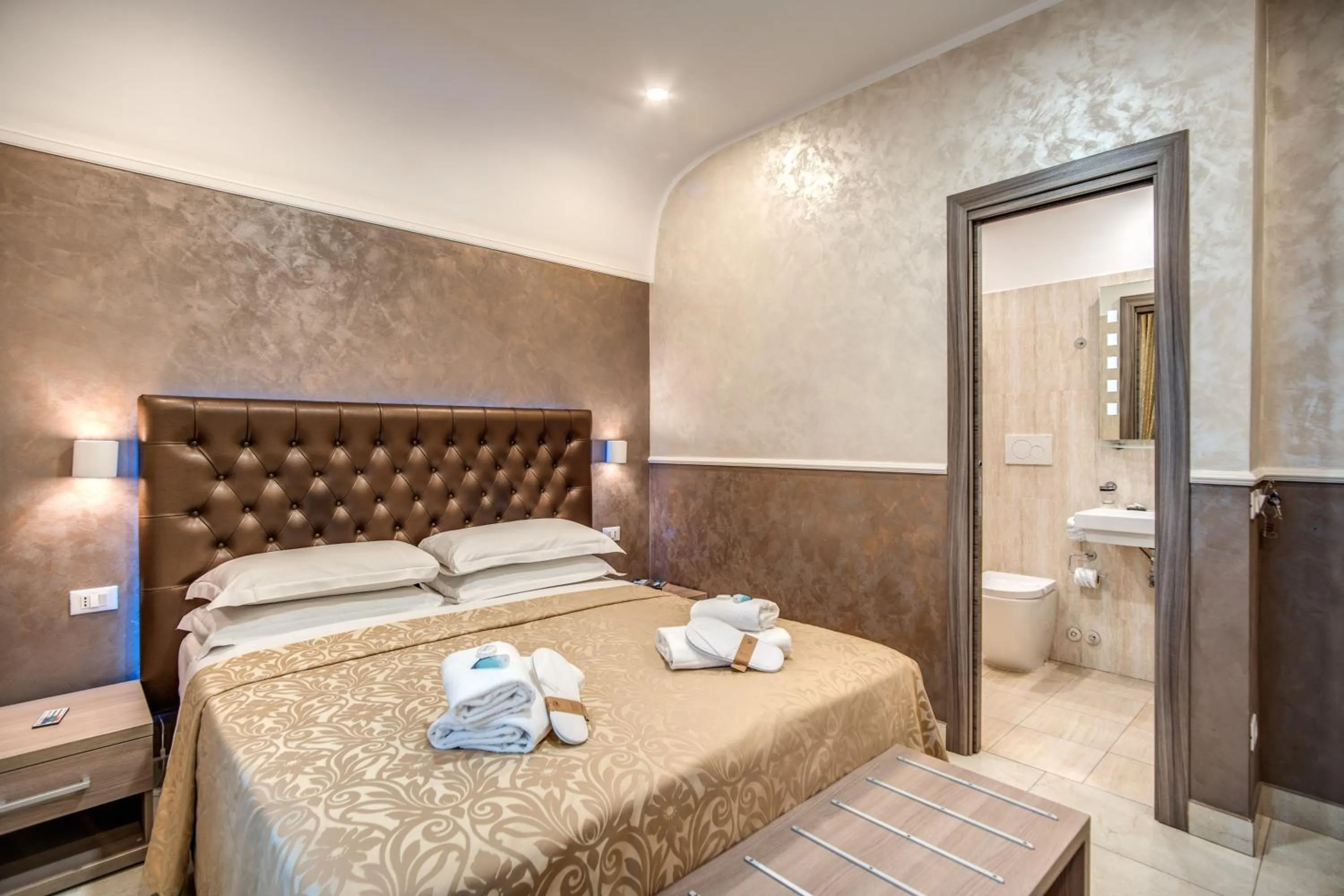 Photo of the whole room, Bed in Hotel Centro Cavour Roma