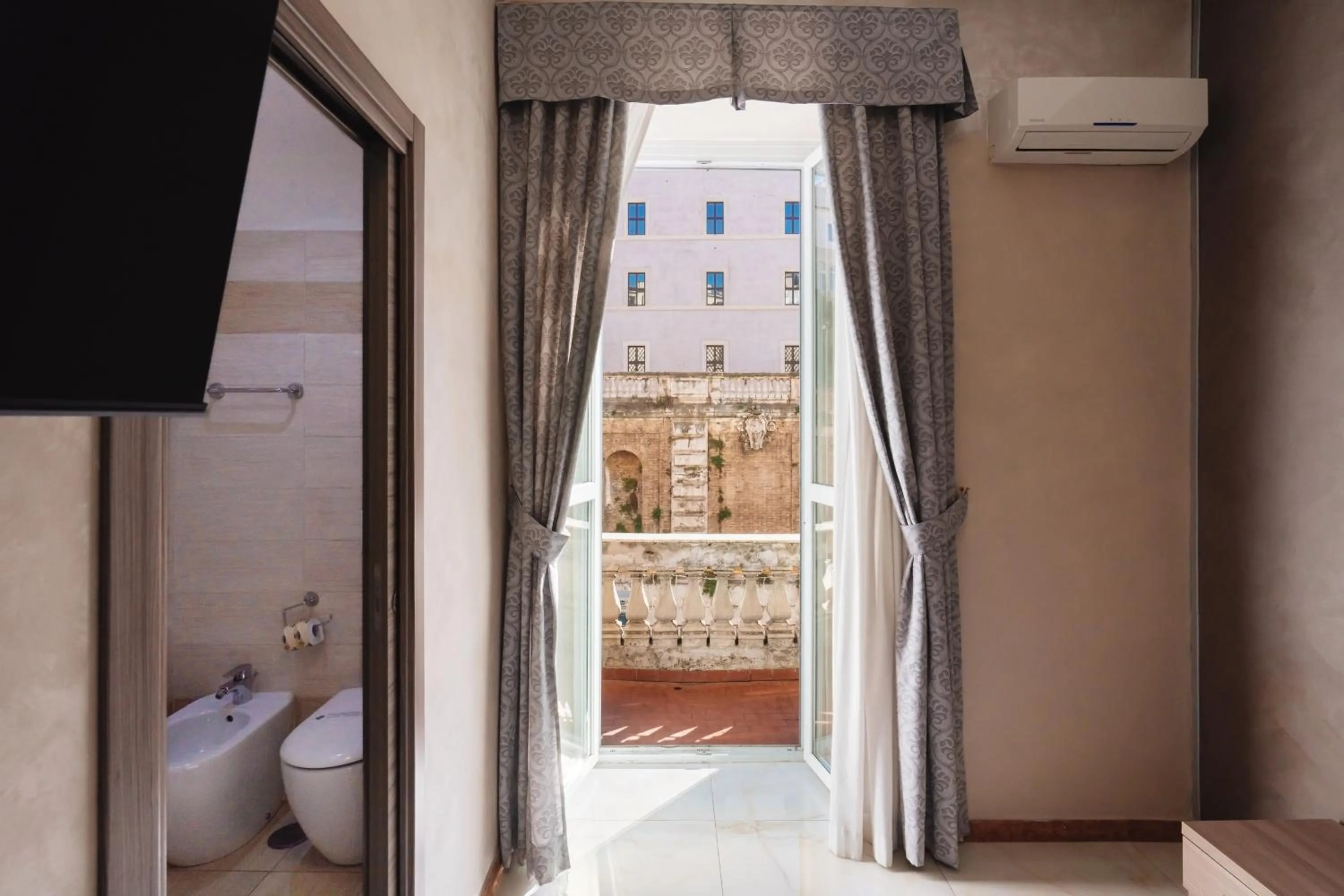 Photo of the whole room in Hotel Centro Cavour Roma