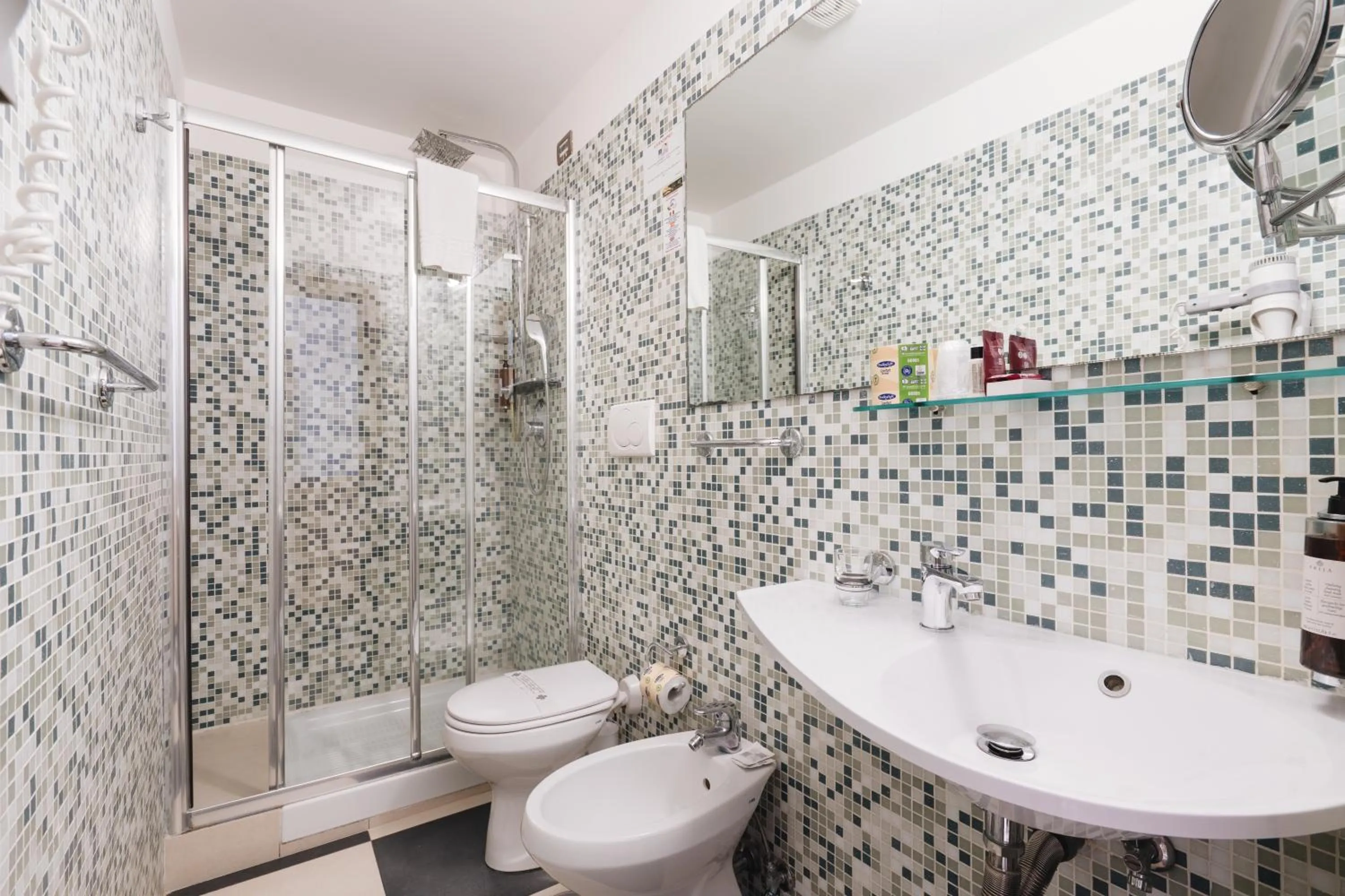 Shower in Hotel Centro Cavour Roma