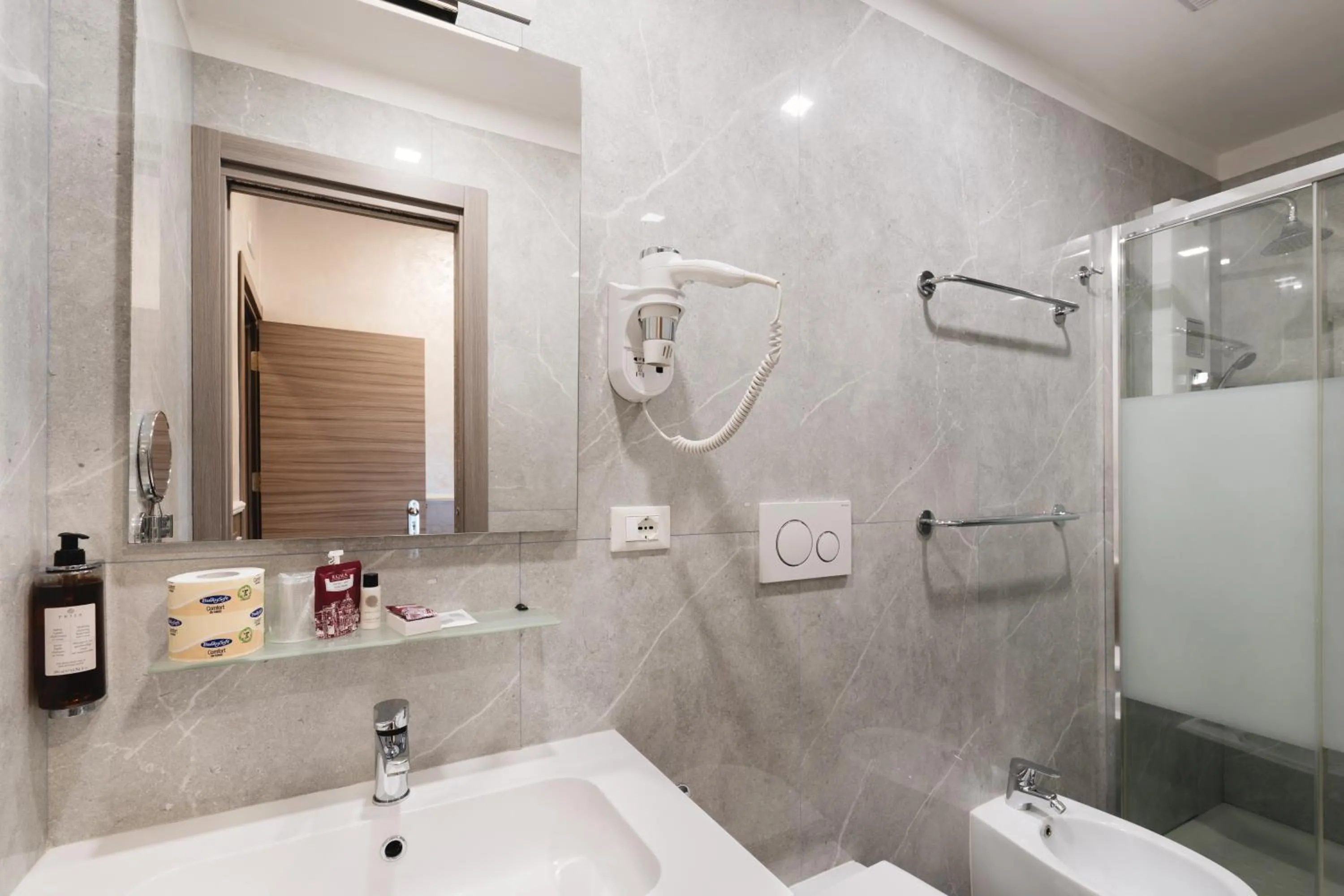 Shower in Hotel Centro Cavour Roma