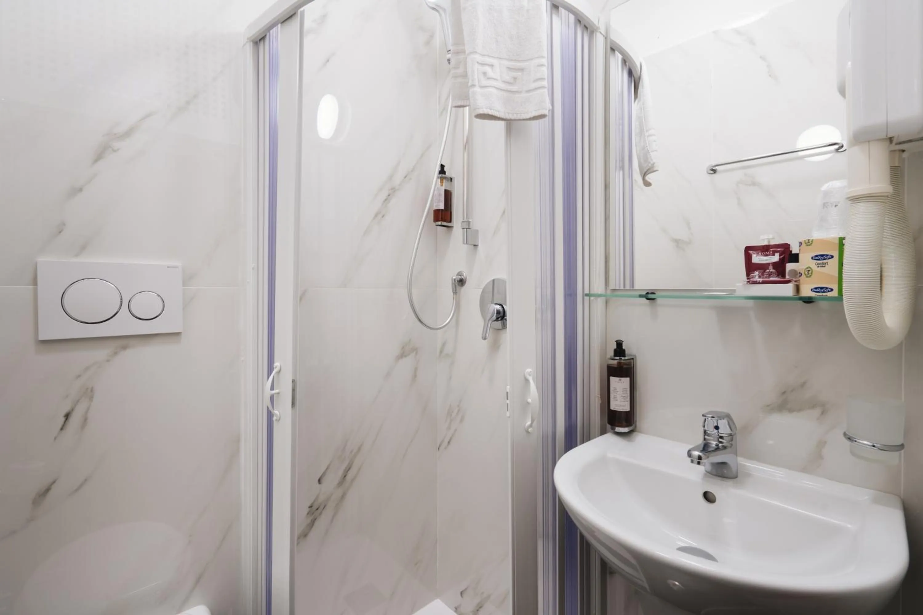 Shower in Hotel Centro Cavour Roma