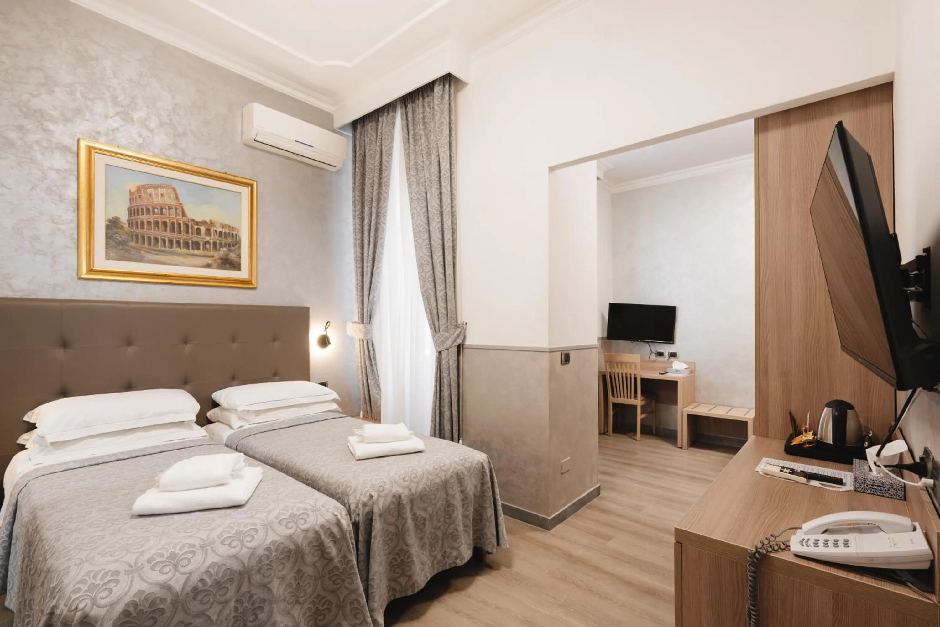 Photo of the whole room, Bed in Hotel Centro Cavour Roma