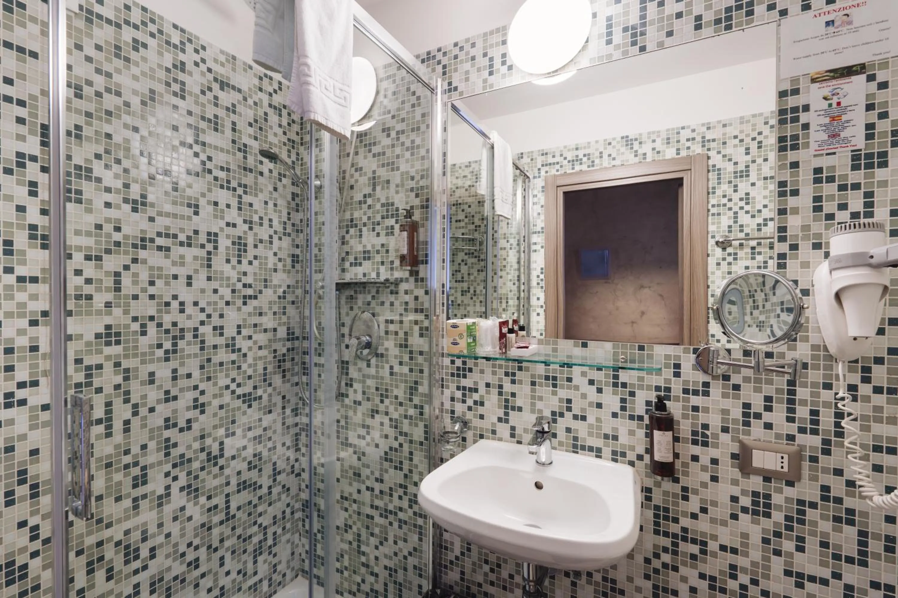 Shower in Hotel Centro Cavour Roma