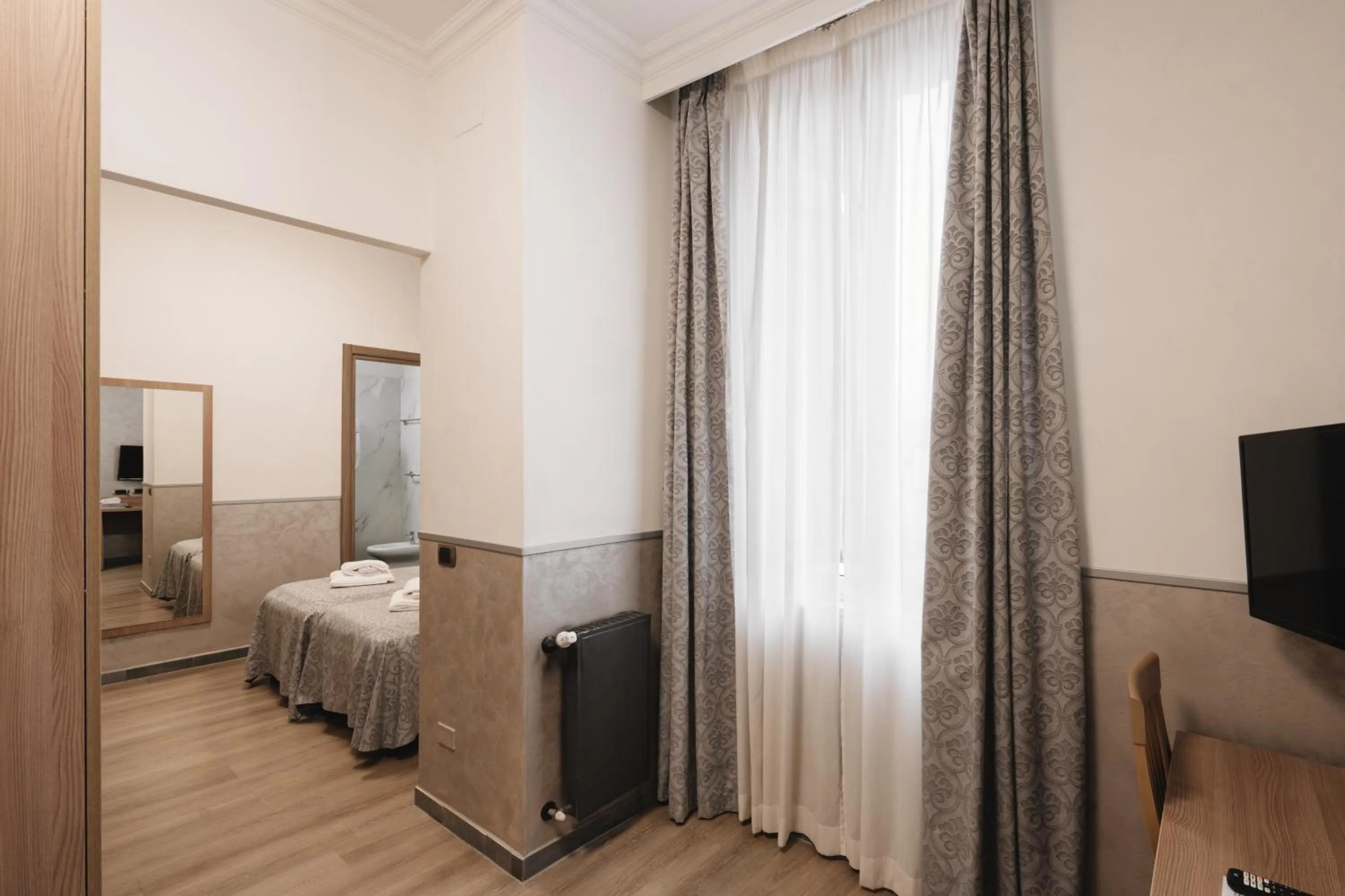 Photo of the whole room, Bed in Hotel Centro Cavour Roma