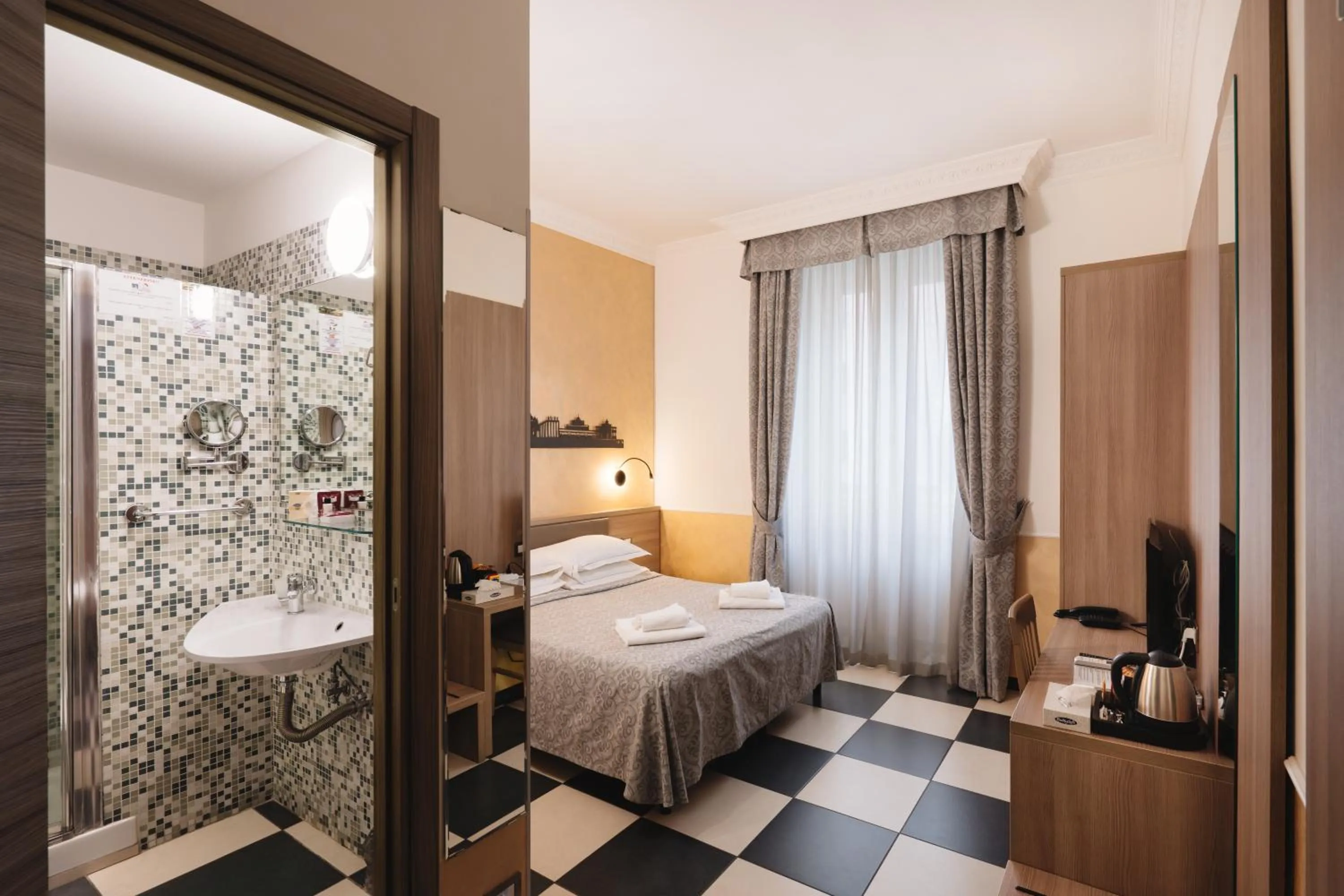 Bedroom, Bed in Hotel Centro Cavour Roma