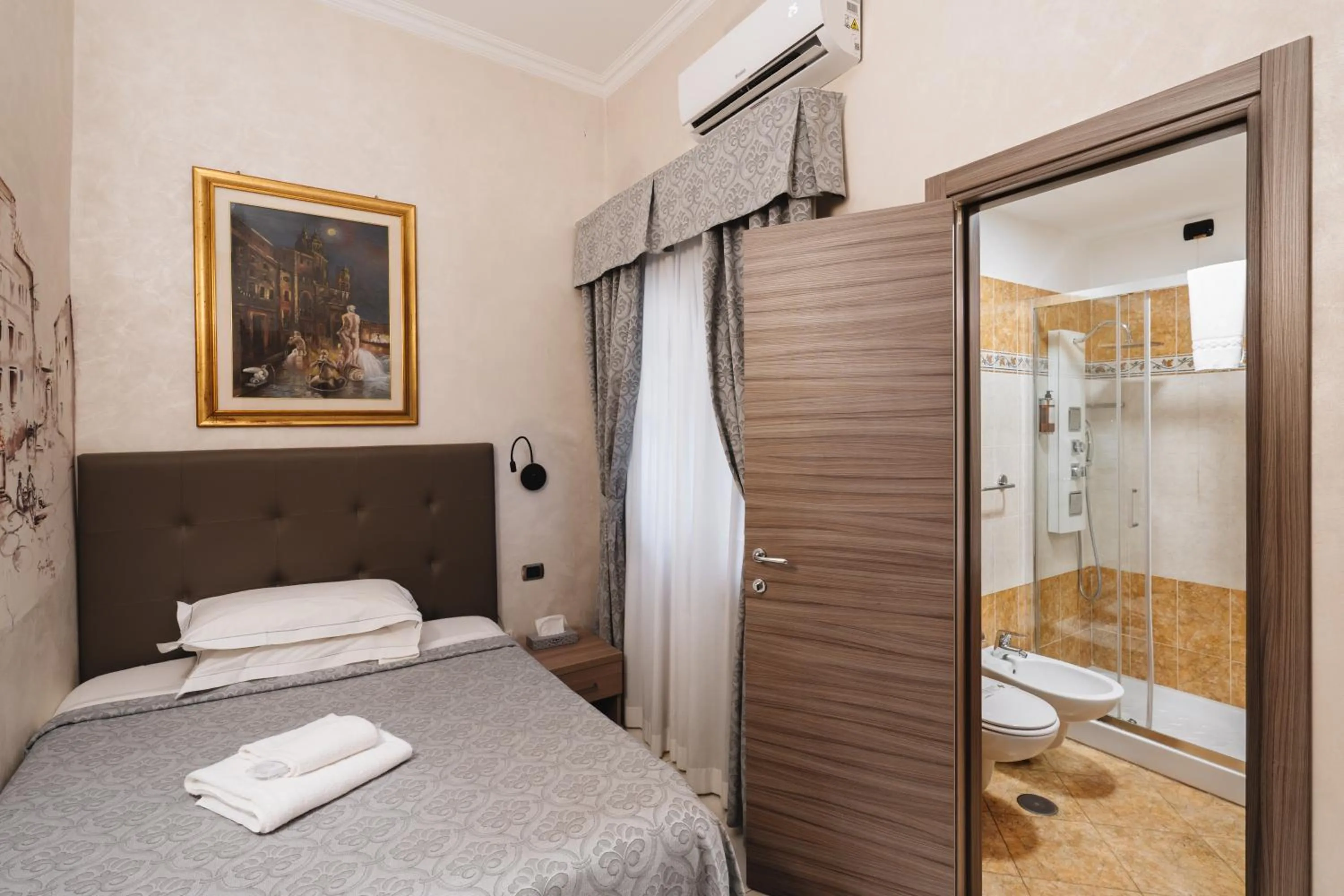 Photo of the whole room, Bed in Hotel Centro Cavour Roma