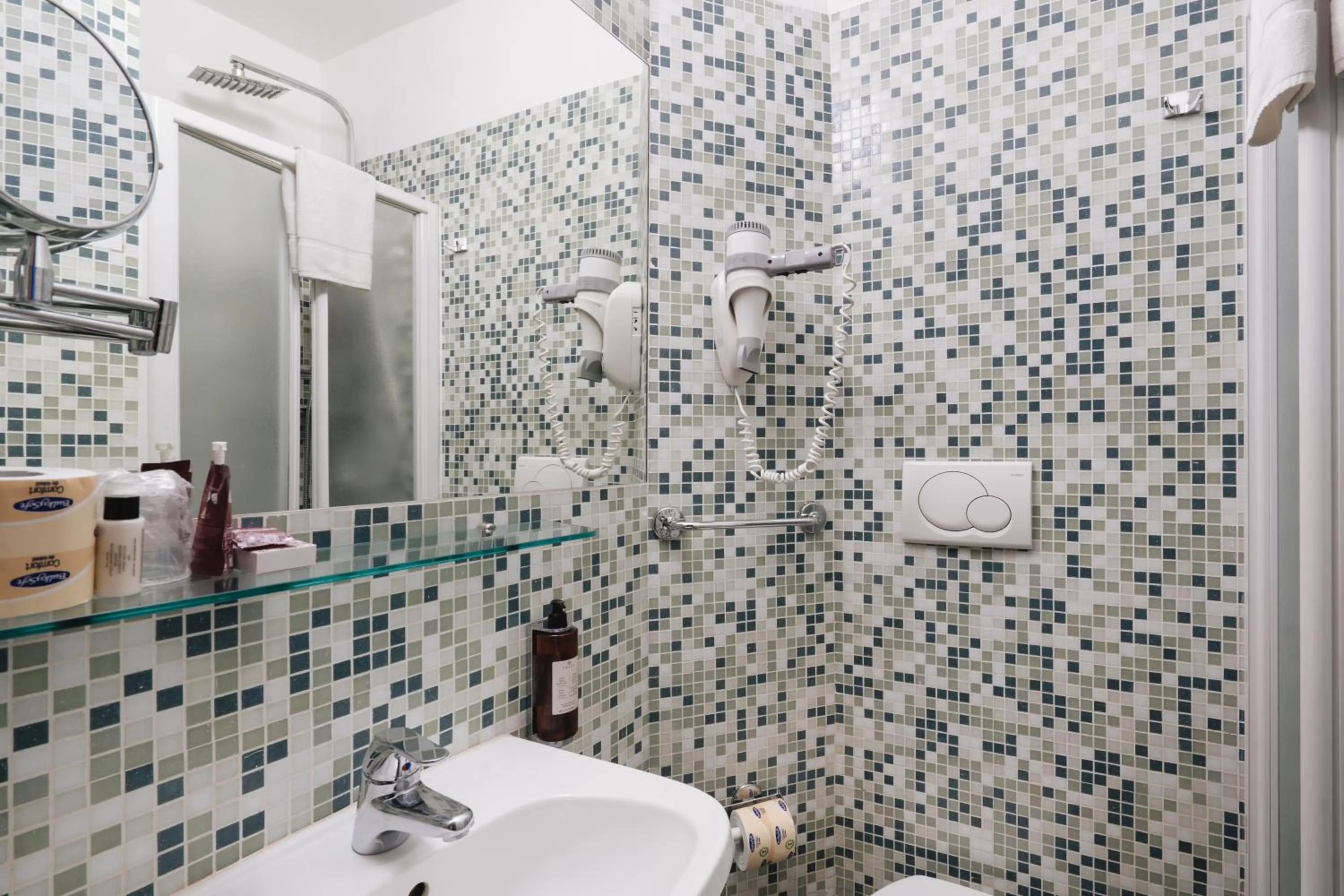 Shower in Hotel Centro Cavour Roma