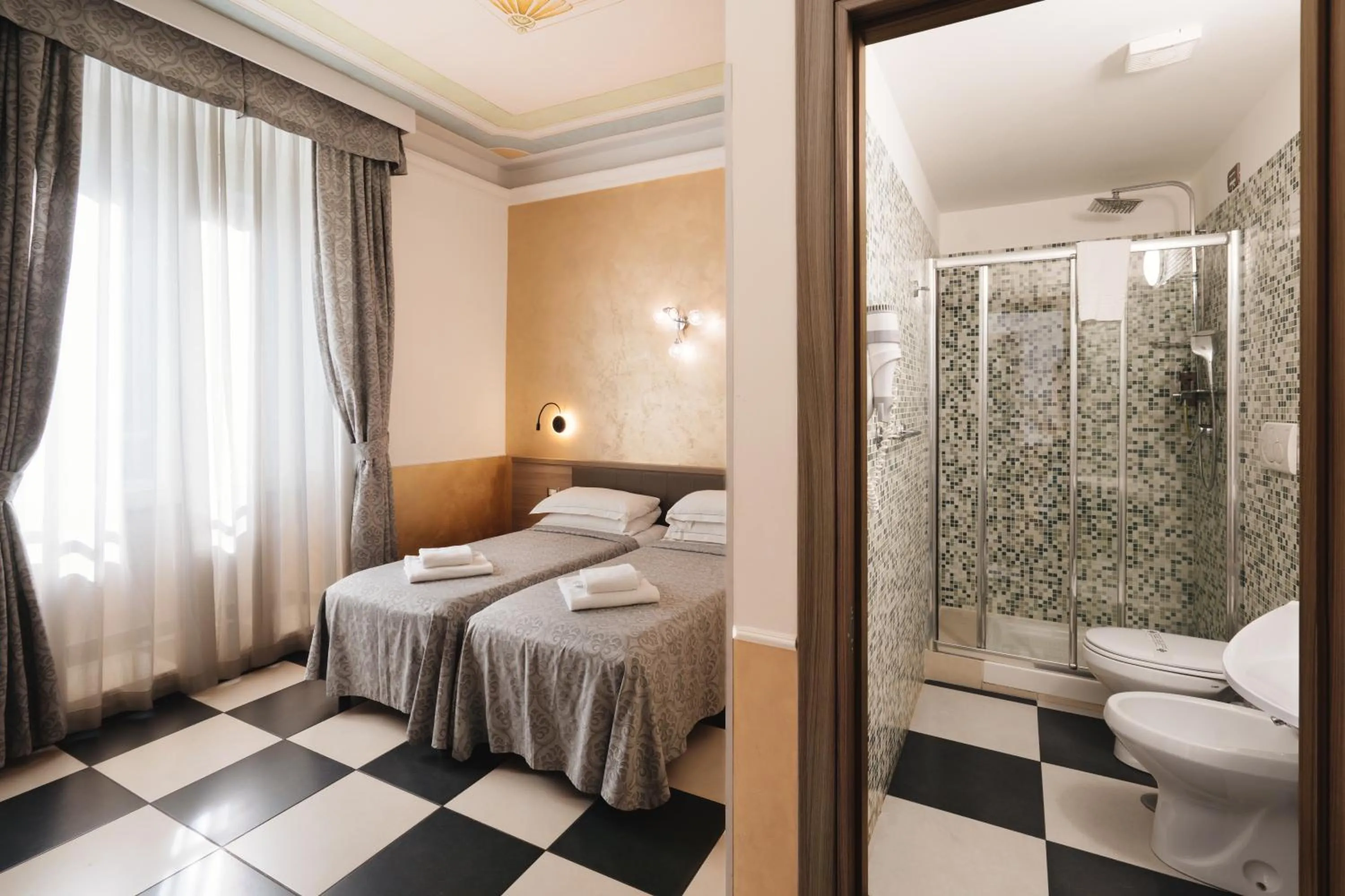 Bathroom, Bed in Hotel Centro Cavour Roma