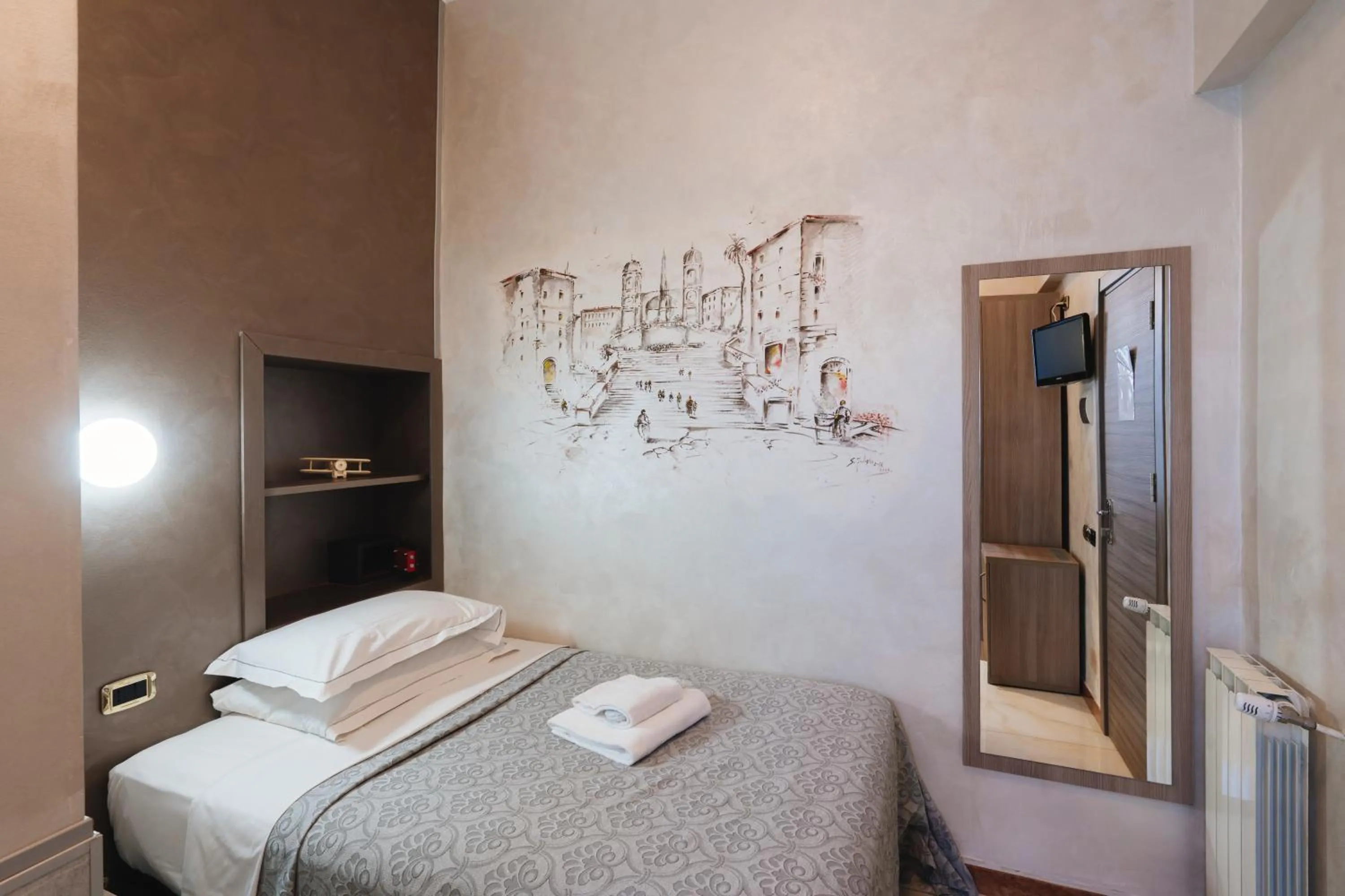 Photo of the whole room, Bed in Hotel Centro Cavour Roma