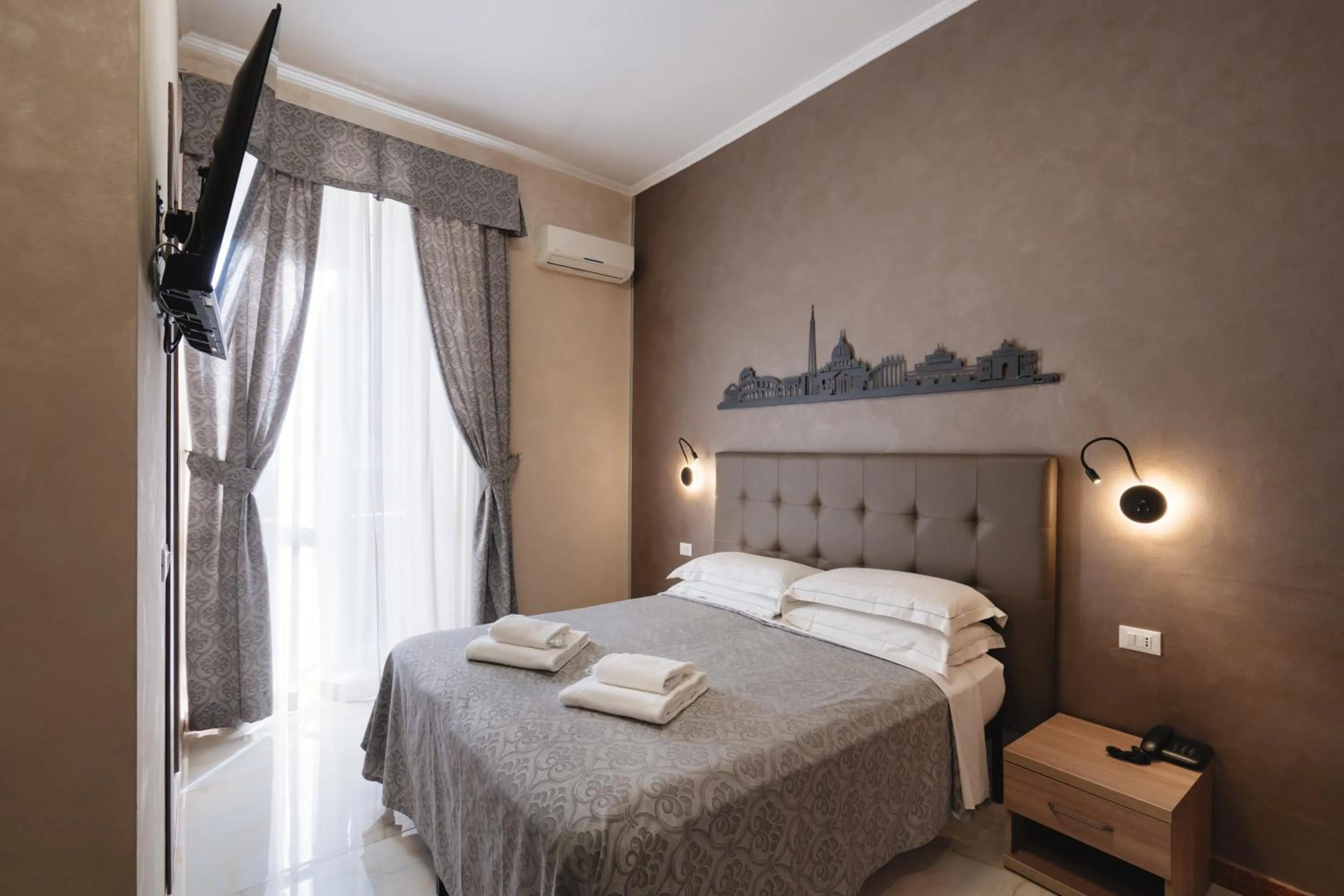 Photo of the whole room, Bed in Hotel Centro Cavour Roma