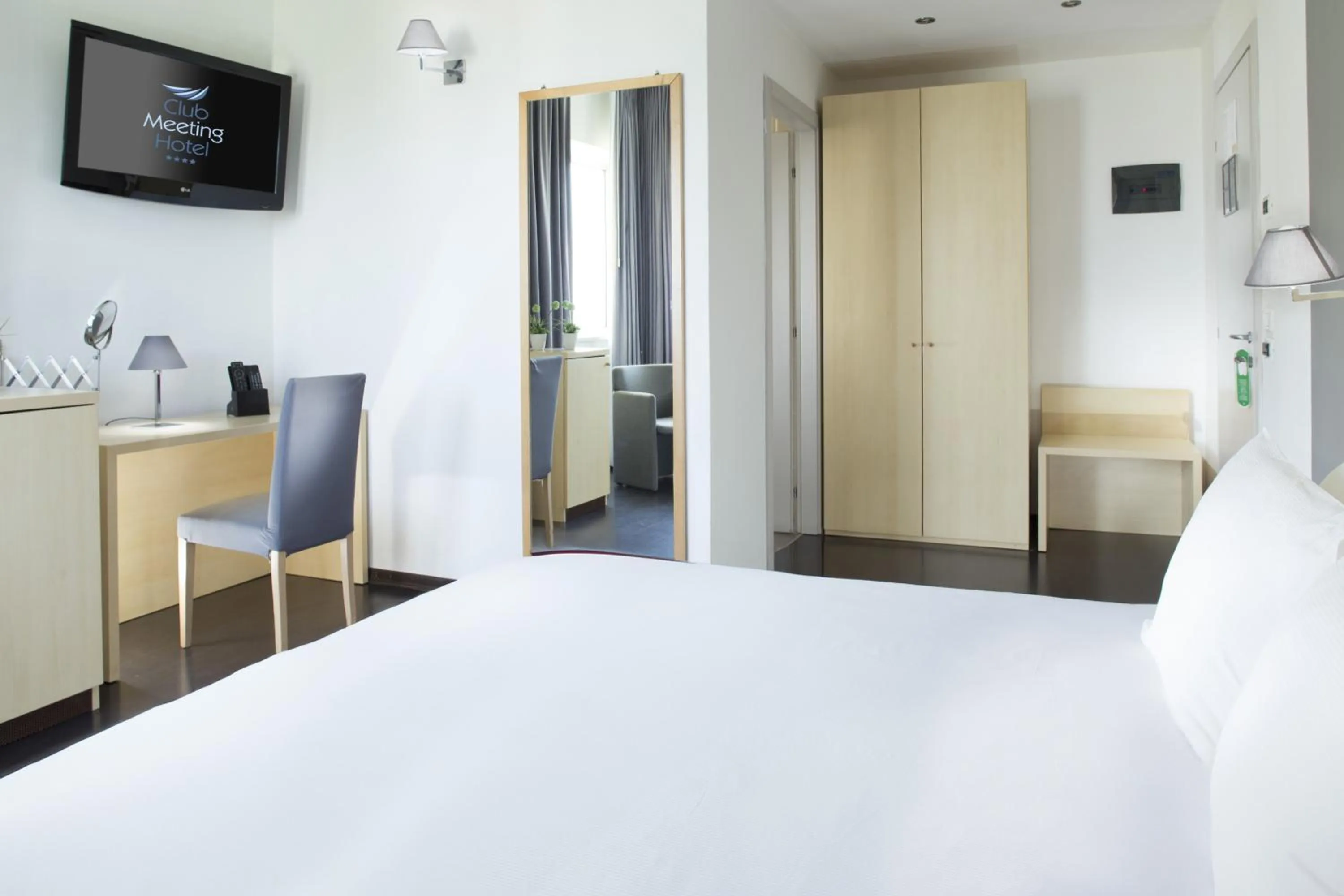 Photo of the whole room, Bed in Club Meeting Hotel