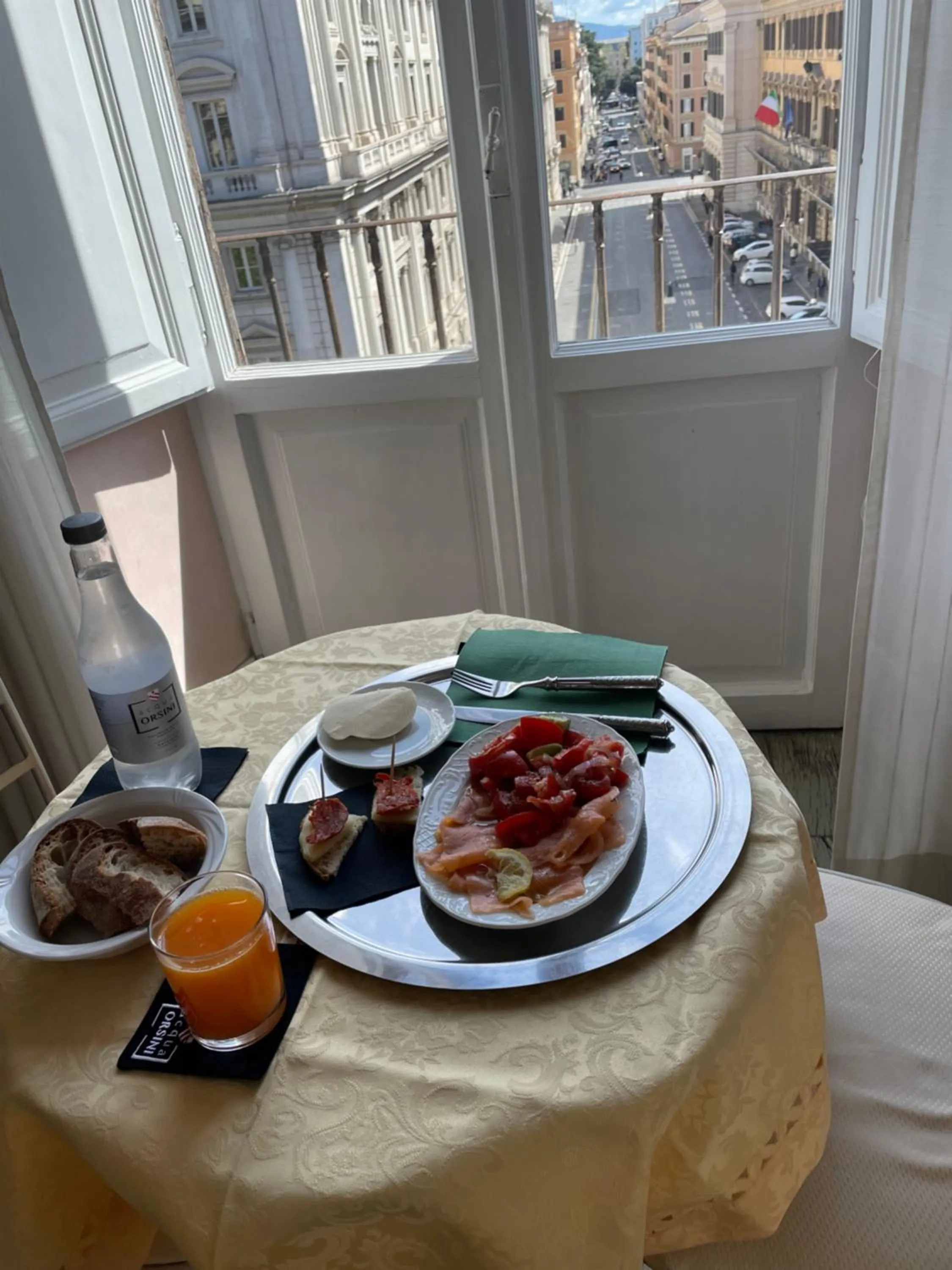 Food and drinks in Lilium Boutique Hotel