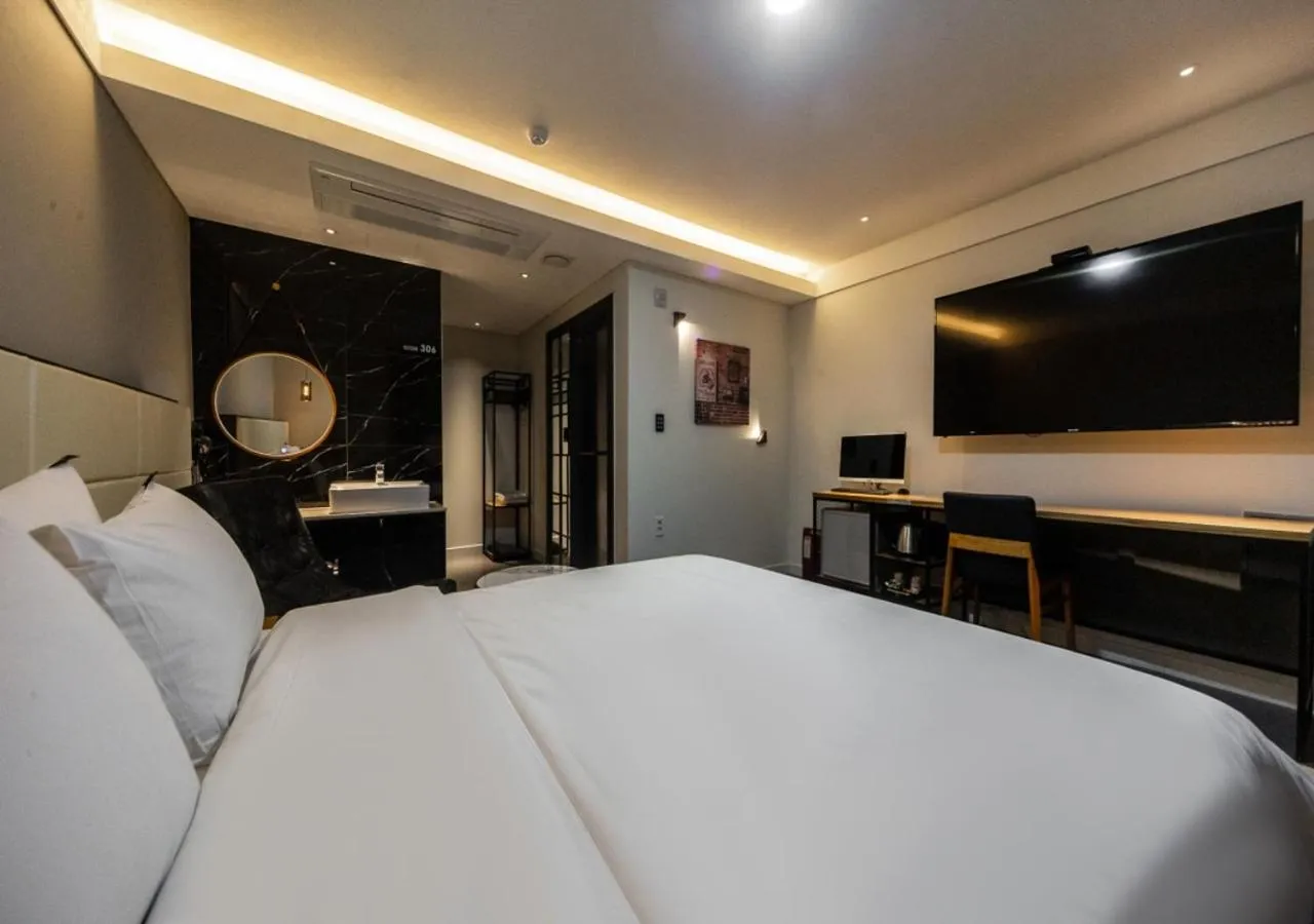 Photo of the whole room, Bed in West In Hotel Yeosu
